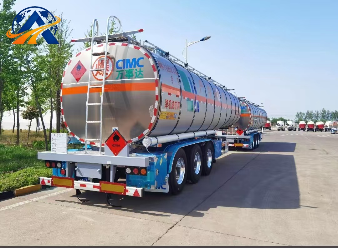 Semi-remorque-citerne à carburant / pétrole à 3 essieux (modèle d’exportation grand public pour l’Afrique et l’Asie centrale, certification ADR pour marchandises dangereuses, destinée au transport de carburants liquides tels que le diesel, l’essence et le kérosène)