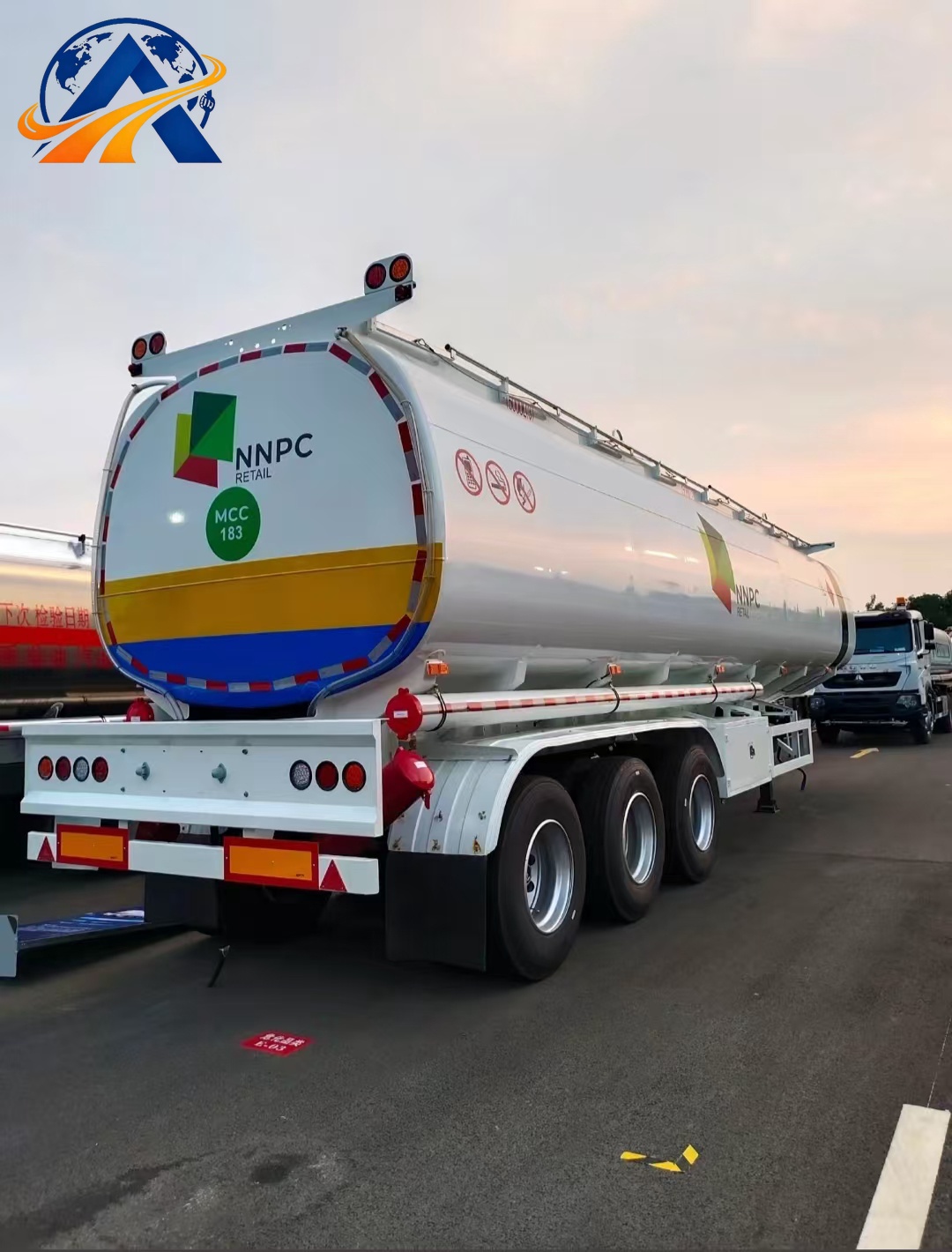 Semi-remorque-citerne à carburant / pétrole à 3 essieux (modèle d’exportation grand public pour l’Afrique et l’Asie centrale, certification ADR pour marchandises dangereuses, destinée au transport de carburants liquides tels que le diesel, l’essence et le kérosène)