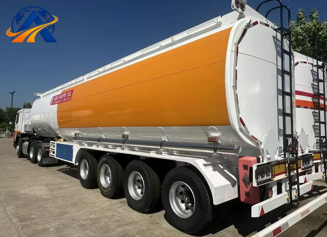 Semi-remorque-citerne à carburant / pétrole à 3 essieux (modèle d’exportation grand public pour l’Afrique et l’Asie centrale, certification ADR pour marchandises dangereuses, destinée au transport de carburants liquides tels que le diesel, l’essence et le kérosène)