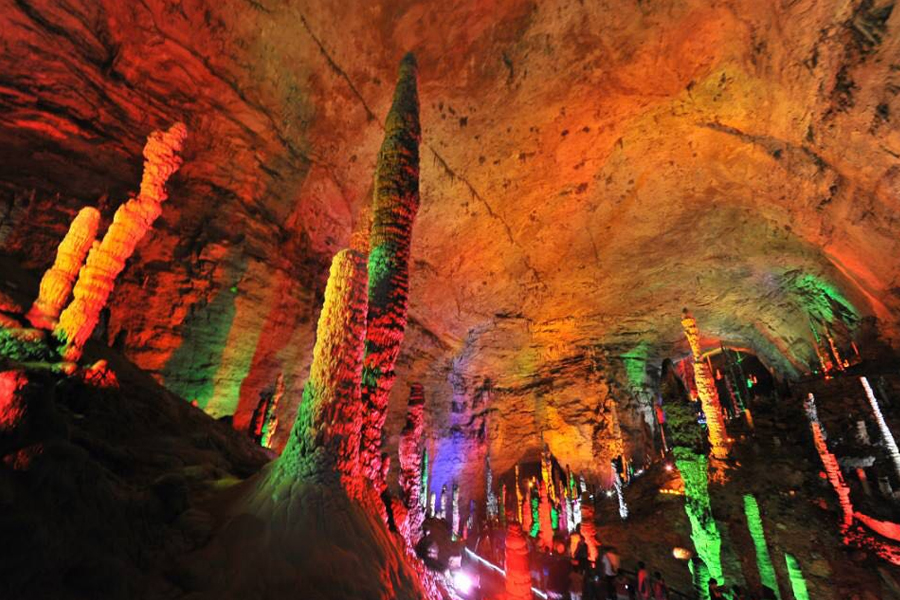 One day tour to Tianmen mountain and yellow dragon cave