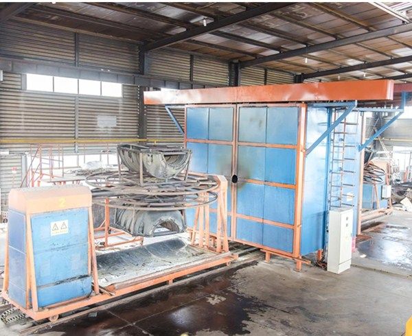 Shuttle Rotomolding Machine 2C-4000