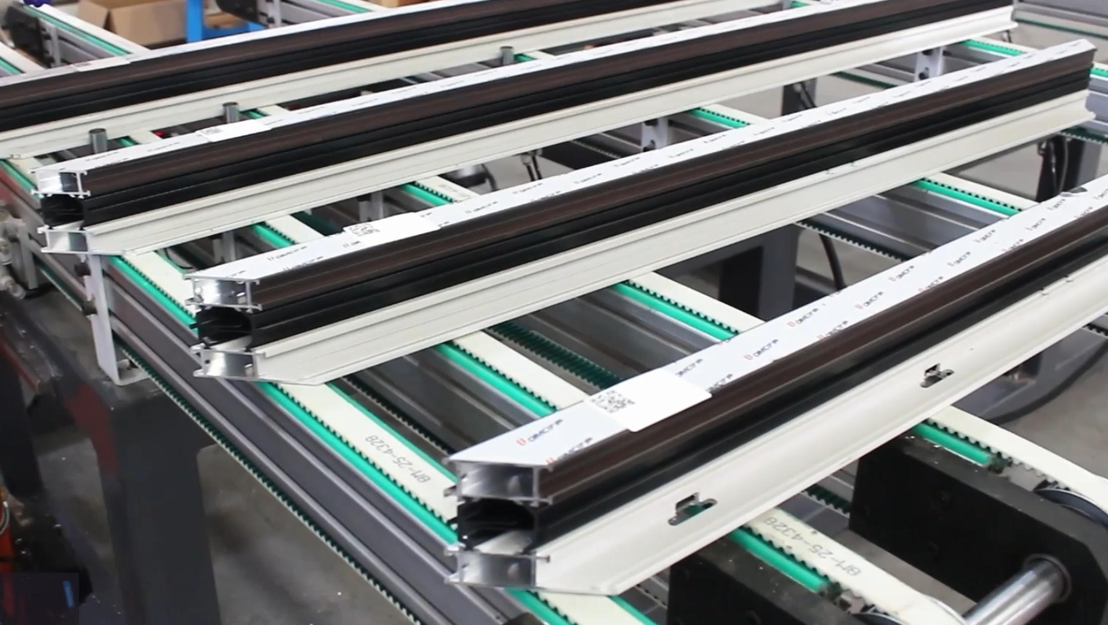 System door and window integrated machine