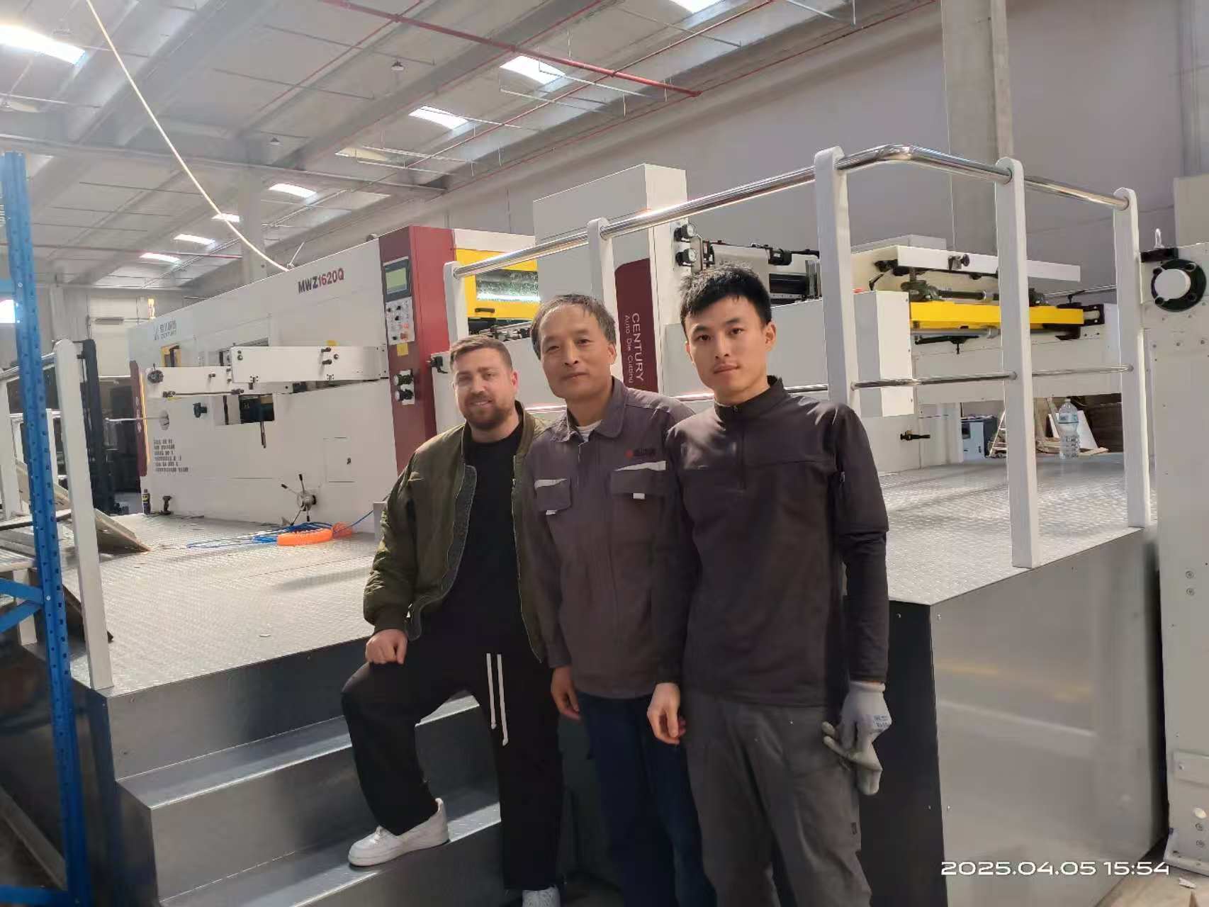 MWZ1620QK flatbed die-cutting machine successfully ran a trial run in Italy