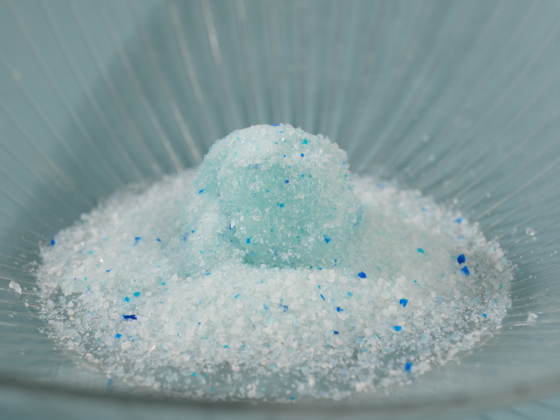 Clumping silica cat litter