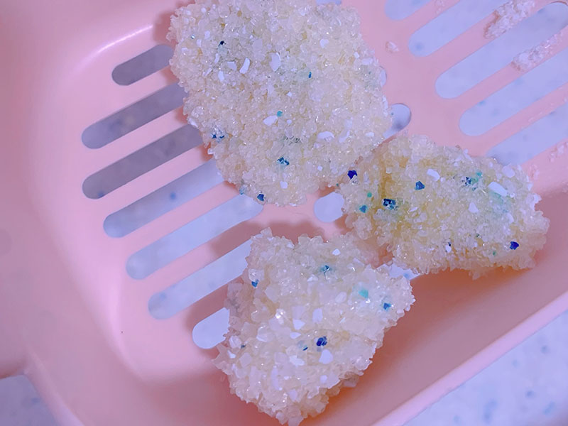 Clumping silica cat litter