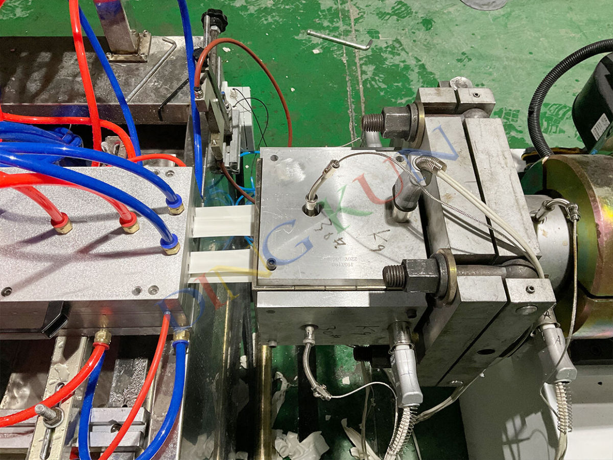 pvc ceiling machine (2).jpg