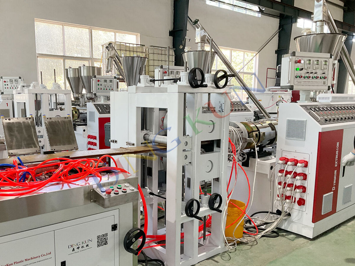 WPC CO-EXTRUSION MACHINE (3).jpg