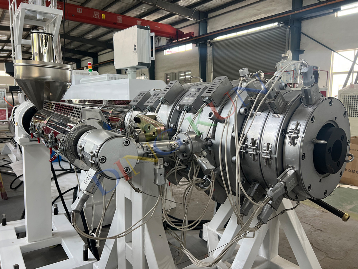 hdpe pipe machine (2).jpg hdpe pipe machine (2).jpg