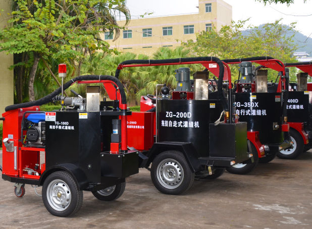 Routine-maintenance-of-crack-filling-machine-02.jp