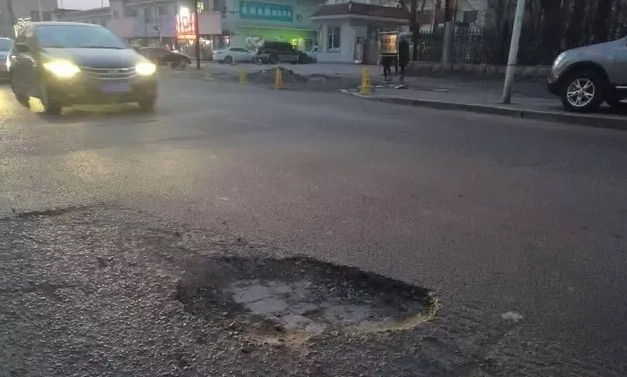 The-cause-of-bitumen-pavment-potholes-02.jpg