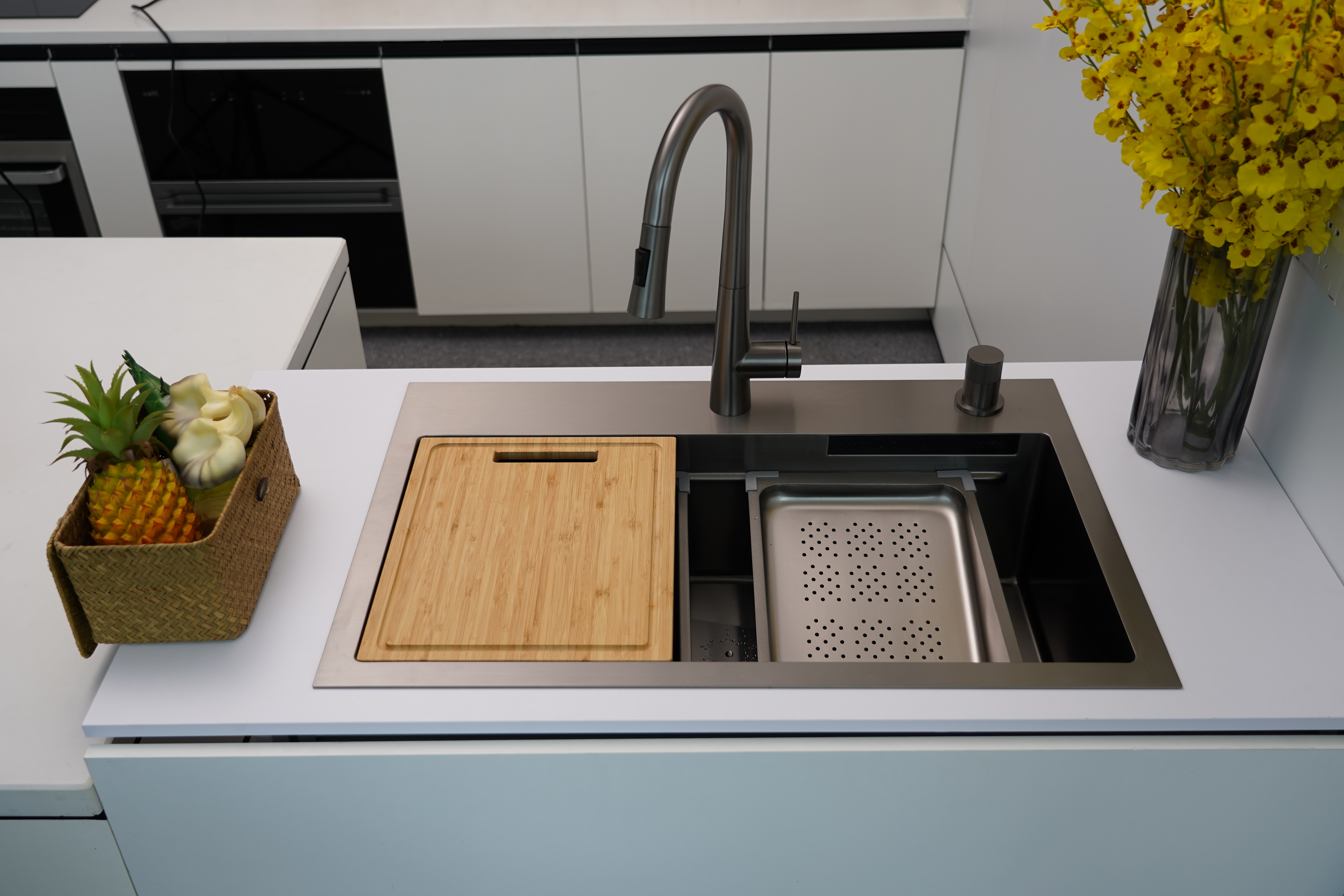 Exploring the innovative features of the DALI Multifunctional Waterfall Sink