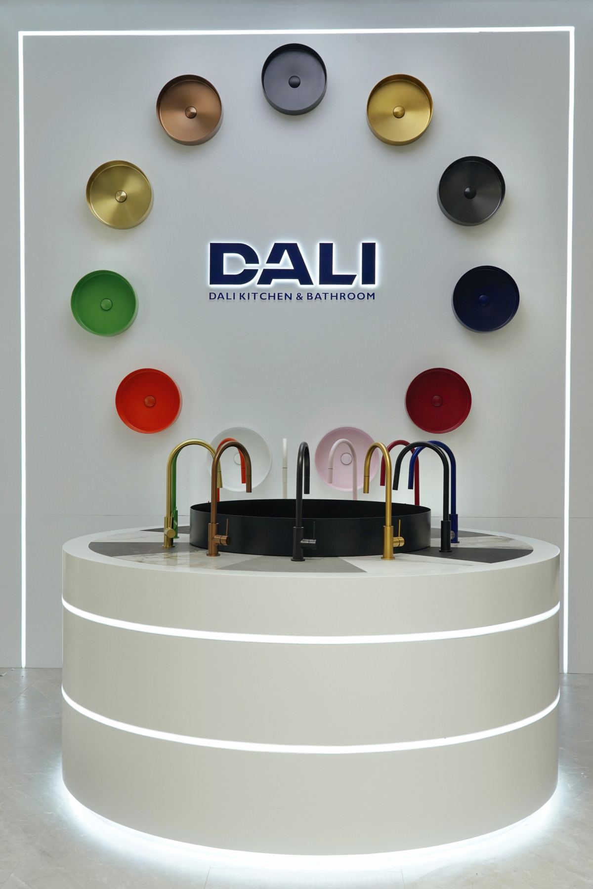 46dd3754-a59c-4c64-9701-a4db7e91e7c9.jpg Dali Wows At Shanghai KBC , With A Stunning First-Day Finale