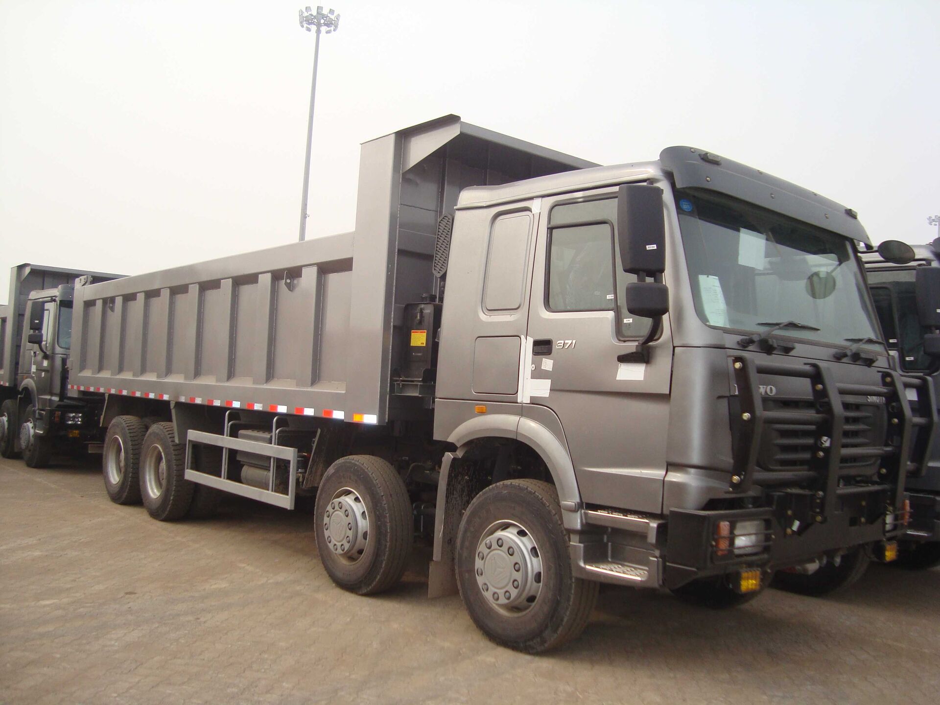 8x4 tipper