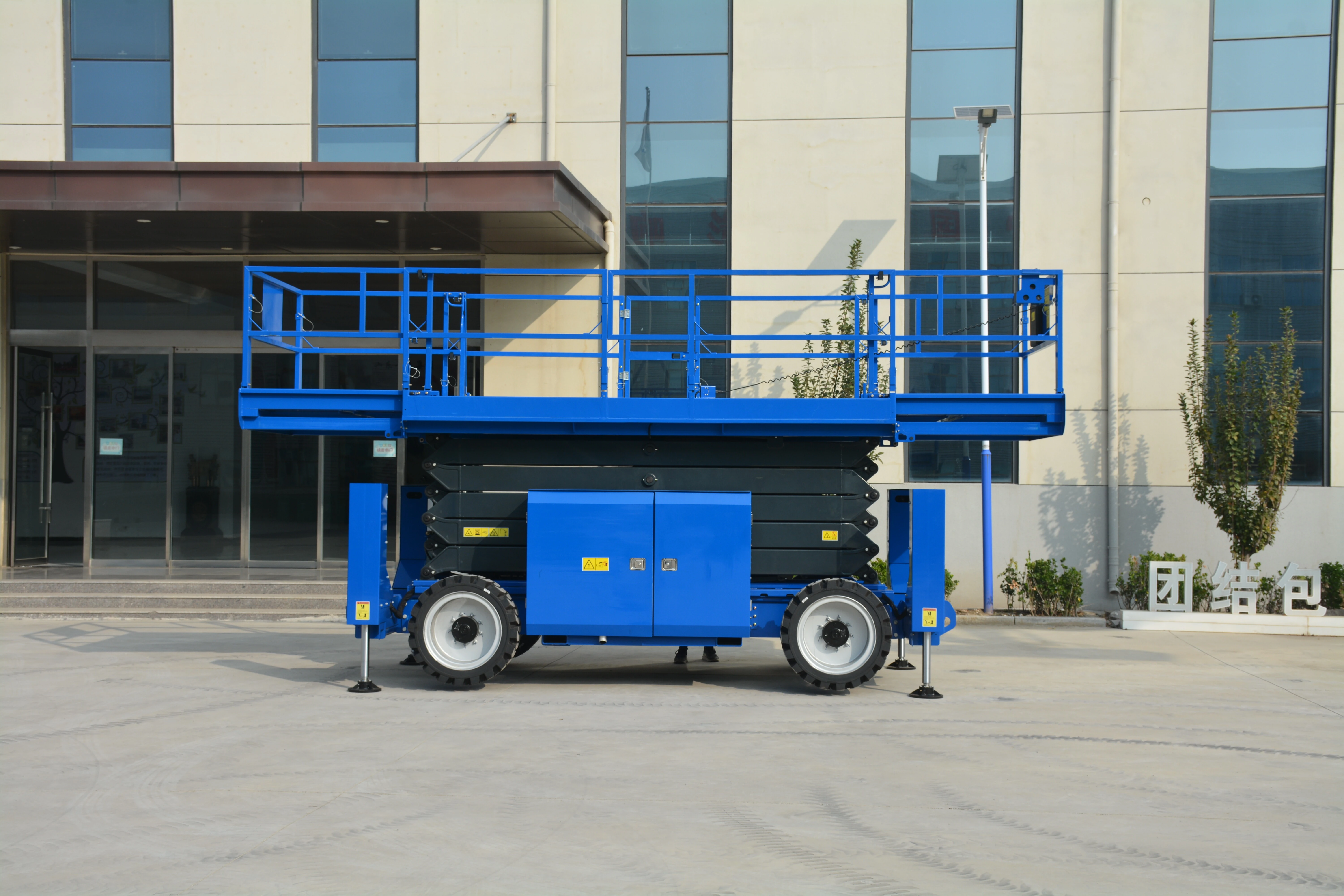 17.8M Work Off Road Scissor Lift , QYCY-16RT