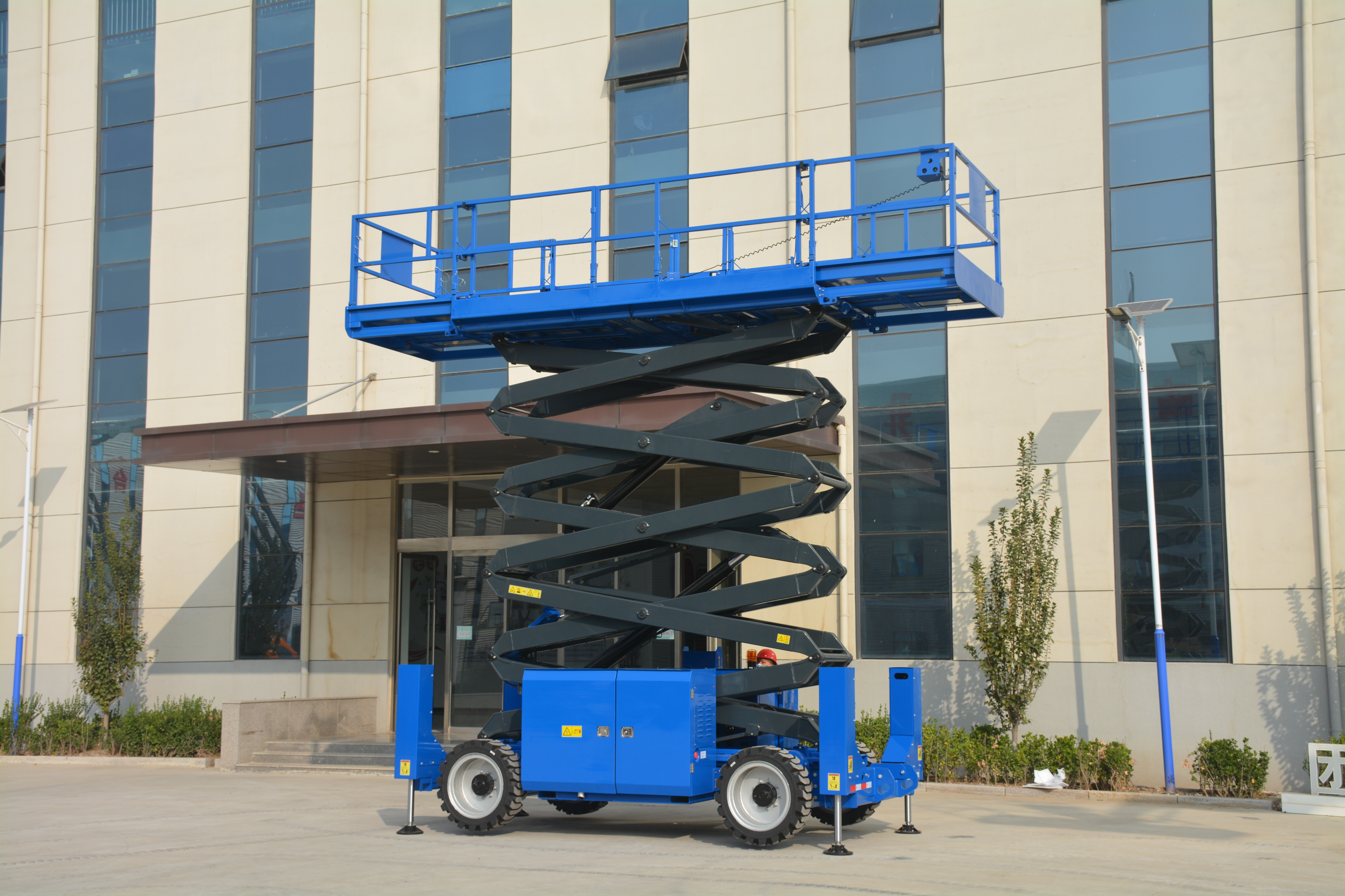 17.8M Work Off Road Scissor Lift , QYCY-16RT