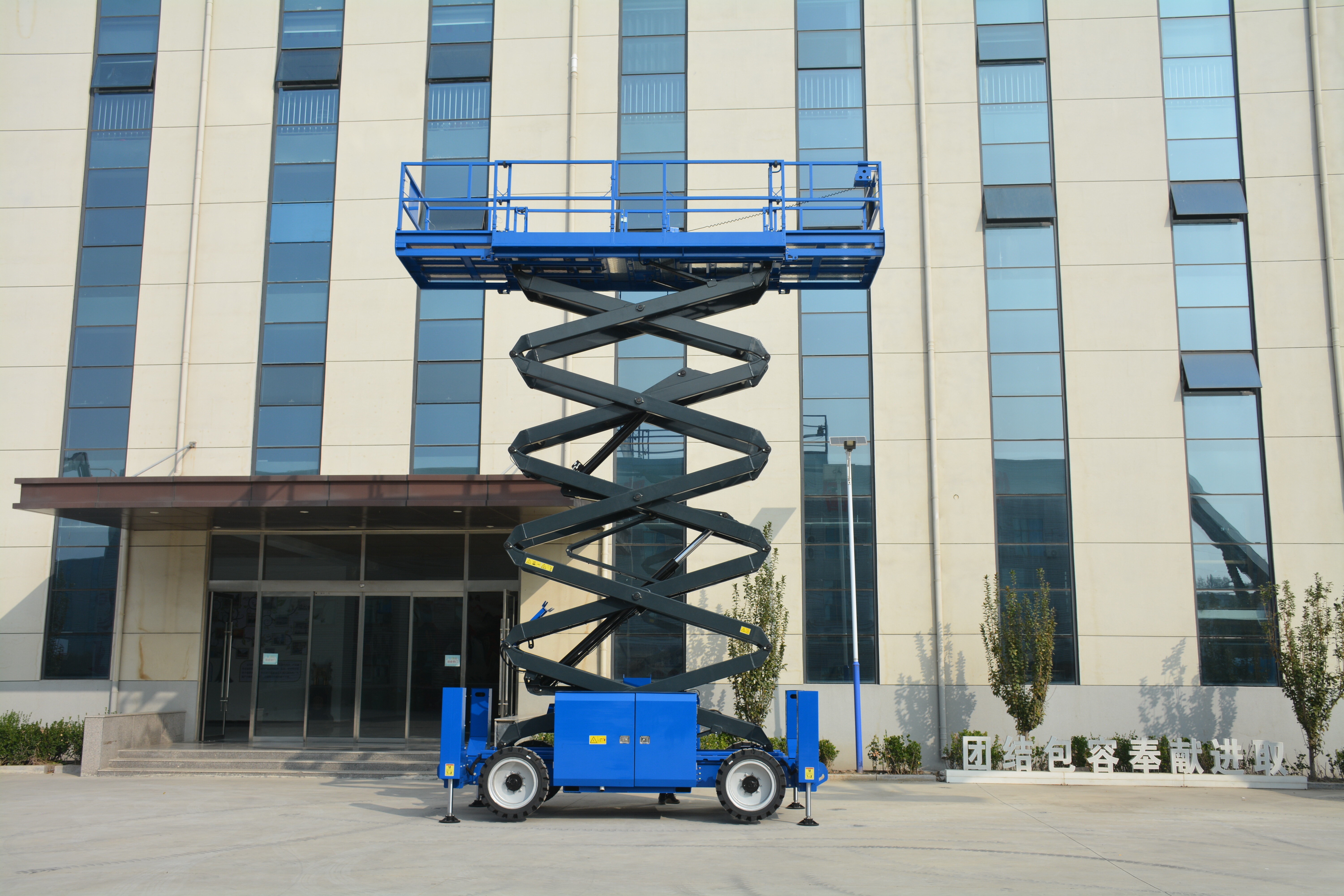 17.8M Work Off Road Scissor Lift , QYCY-16RT