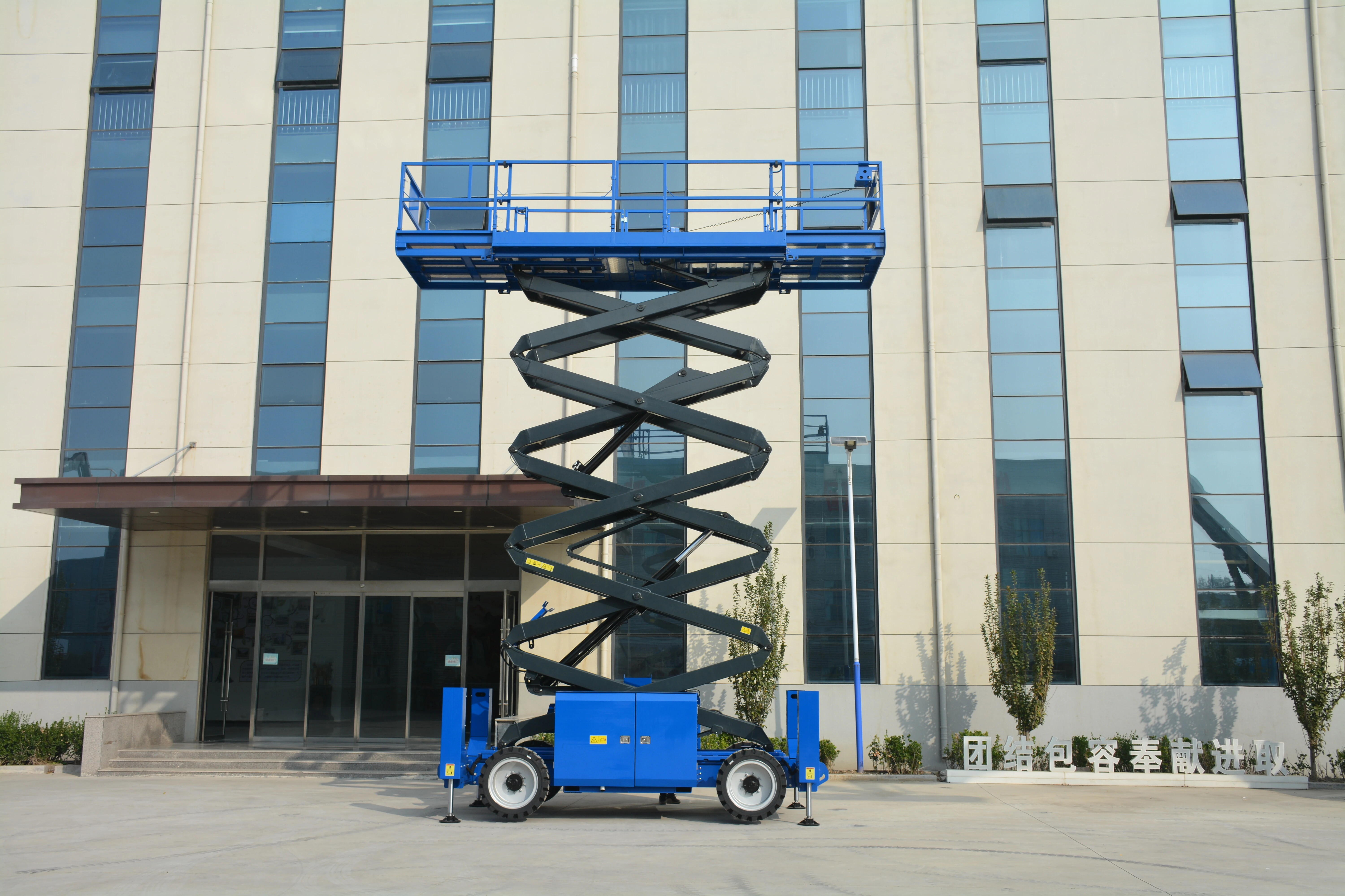 17.8M Work Off Road Scissor Lift , QYCY-16RT