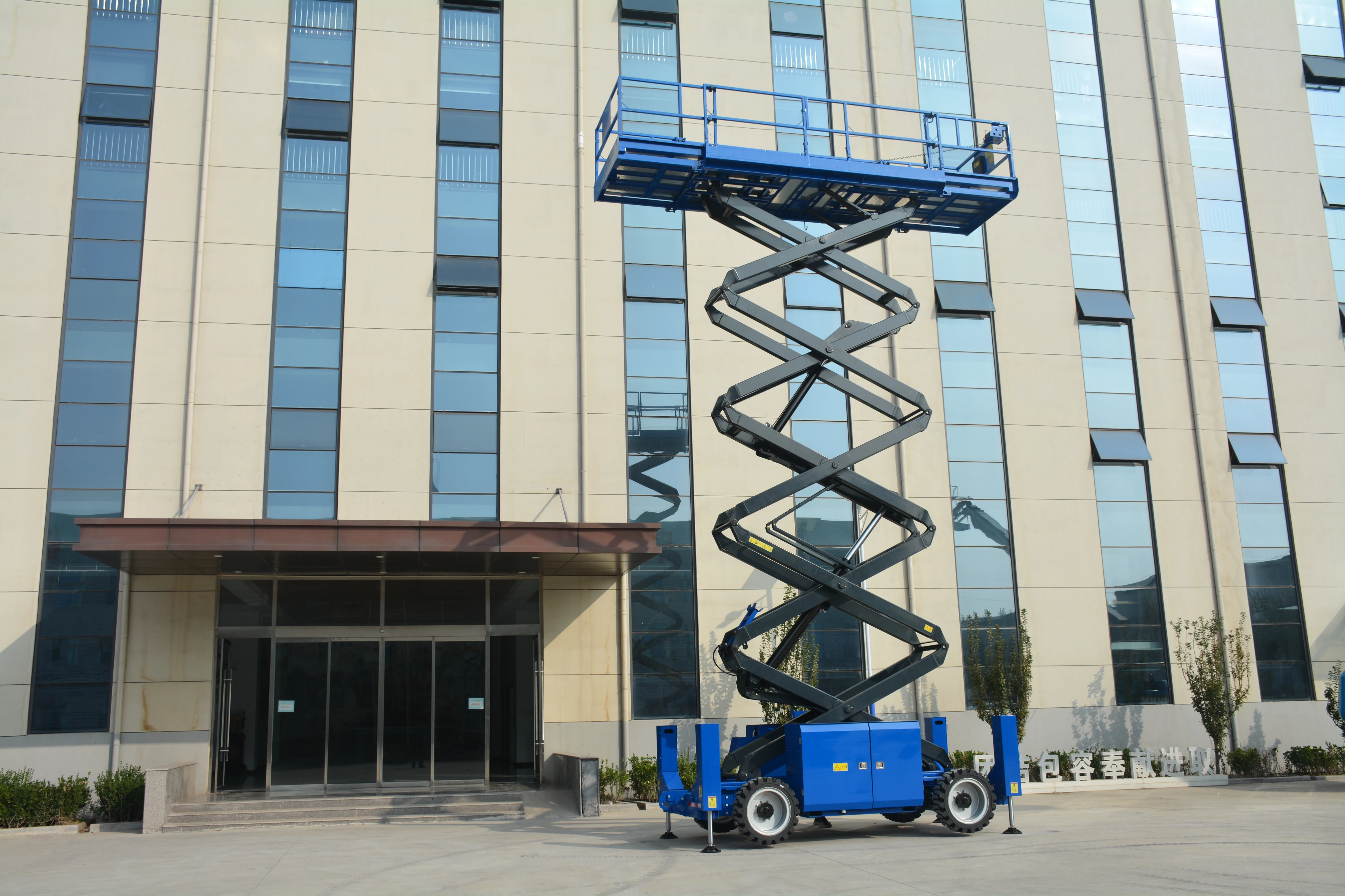 17.8M Work Off Road Scissor Lift , QYCY-16RT