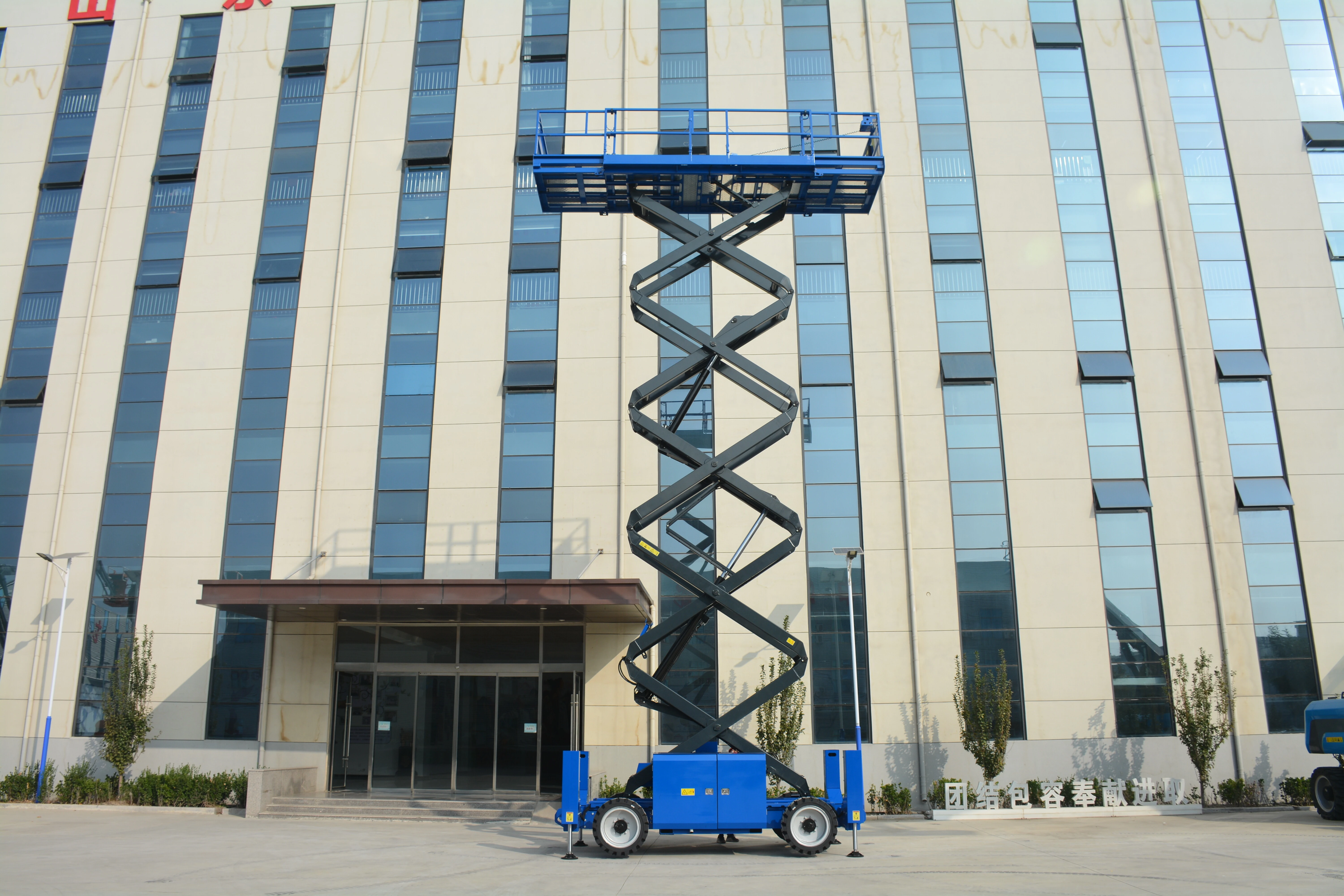 17.8M Work Off Road Scissor Lift , QYCY-16RT