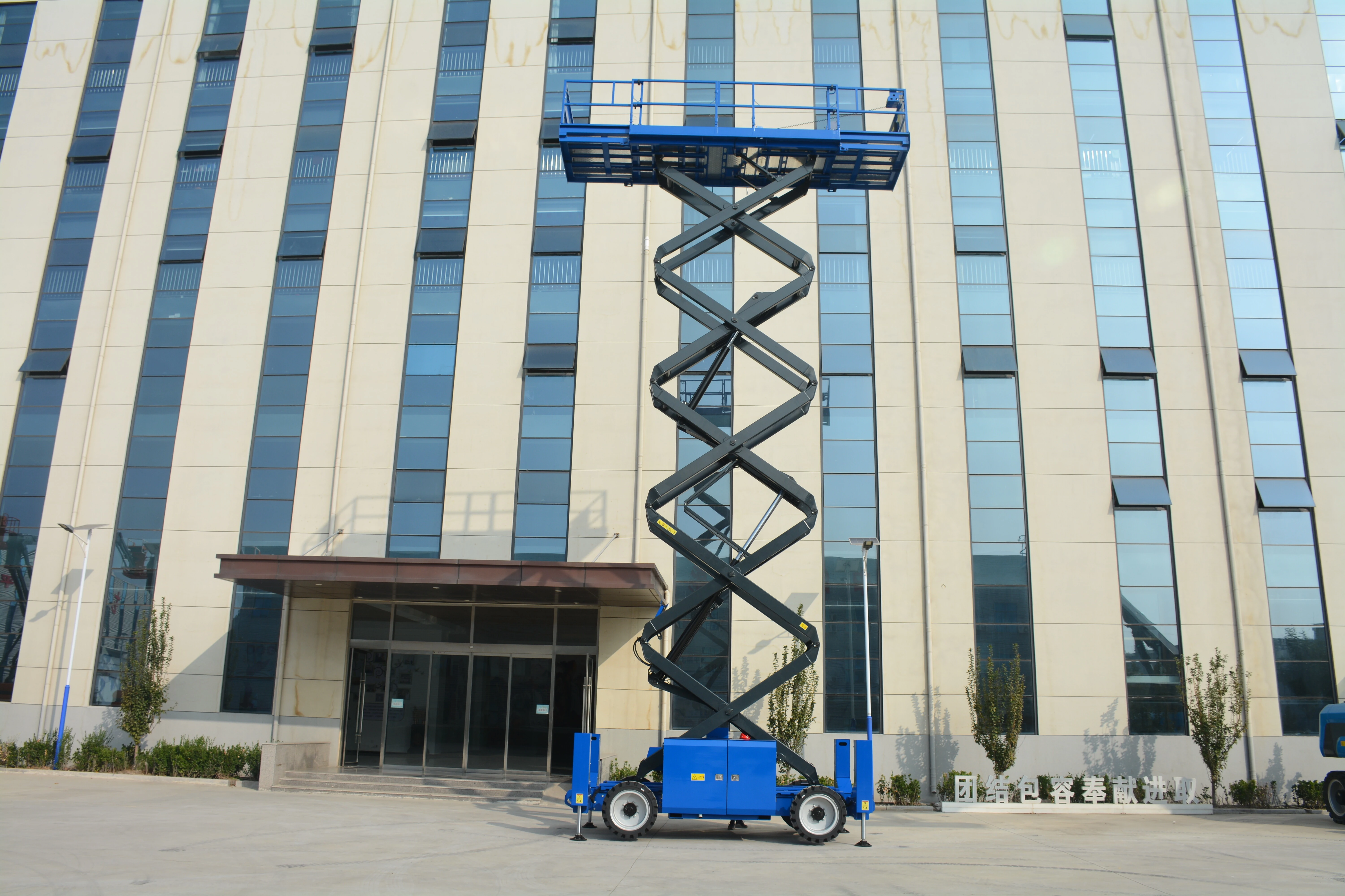 17.8M Work Off Road Scissor Lift , QYCY-16RT