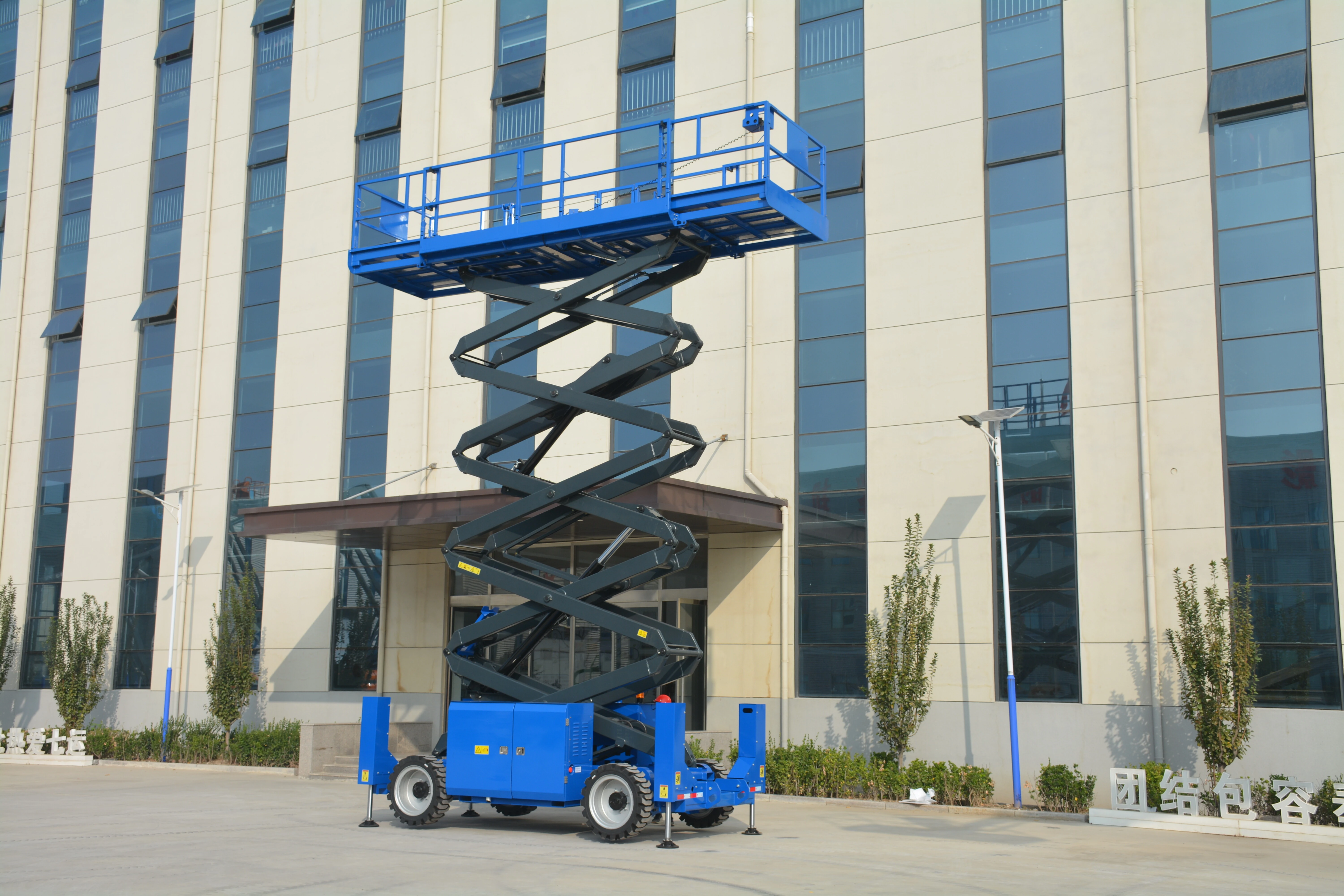 17.8M Work Off Road Scissor Lift , QYCY-16RT