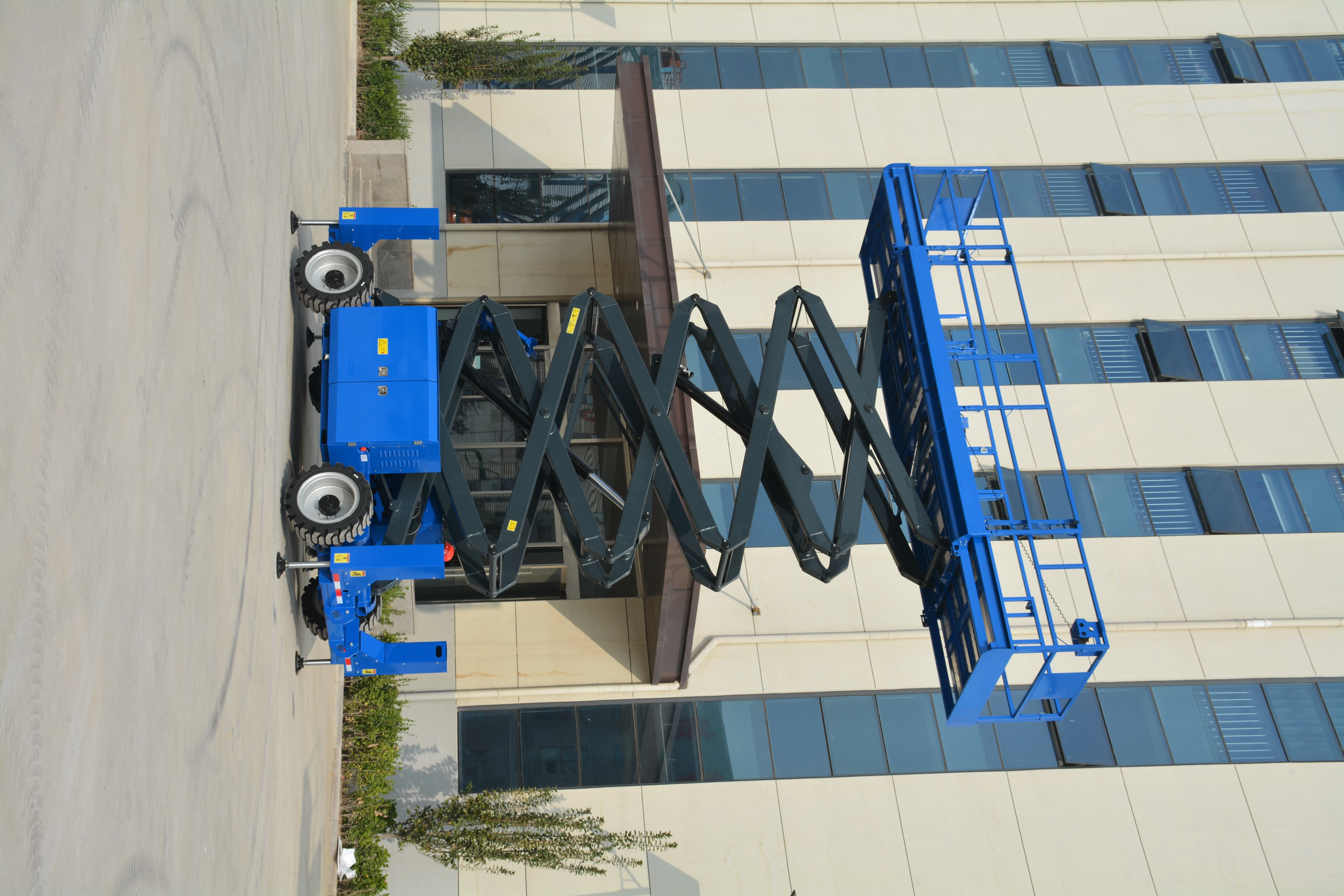 17.8M Work Off Road Scissor Lift , QYCY-16RT