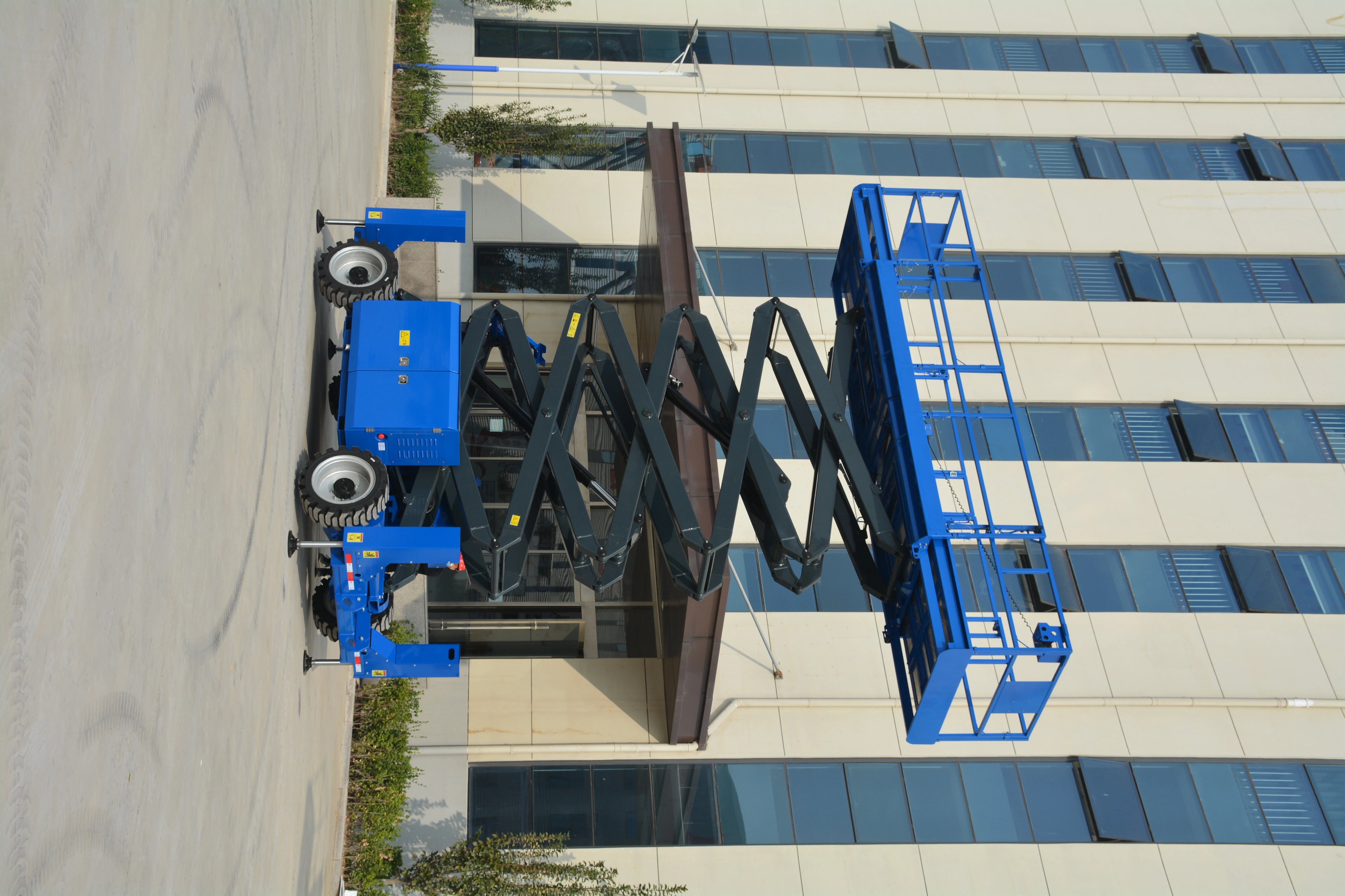 17.8M Work Off Road Scissor Lift , QYCY-16RT