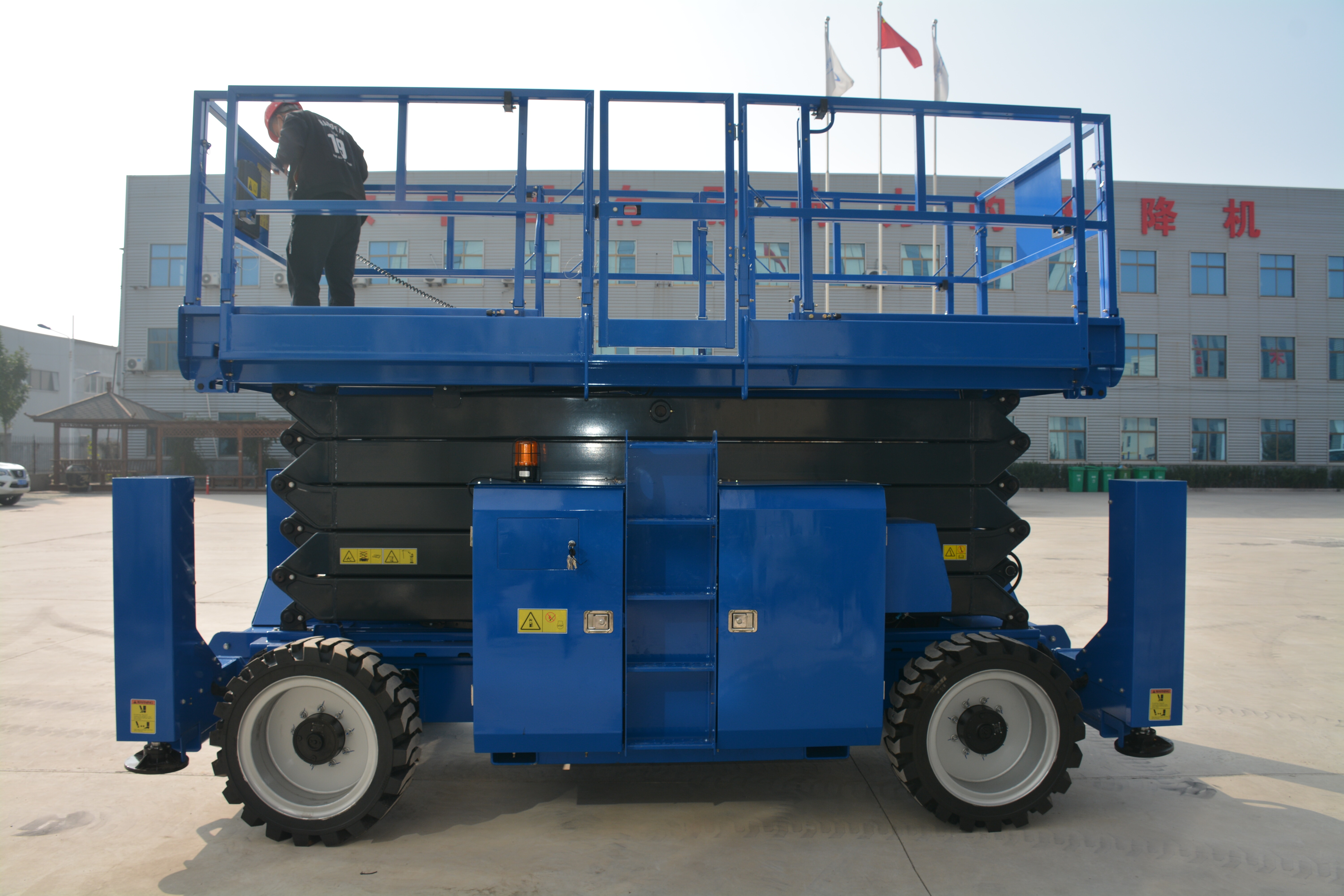 17.8M Work Off Road Scissor Lift , QYCY-16RT