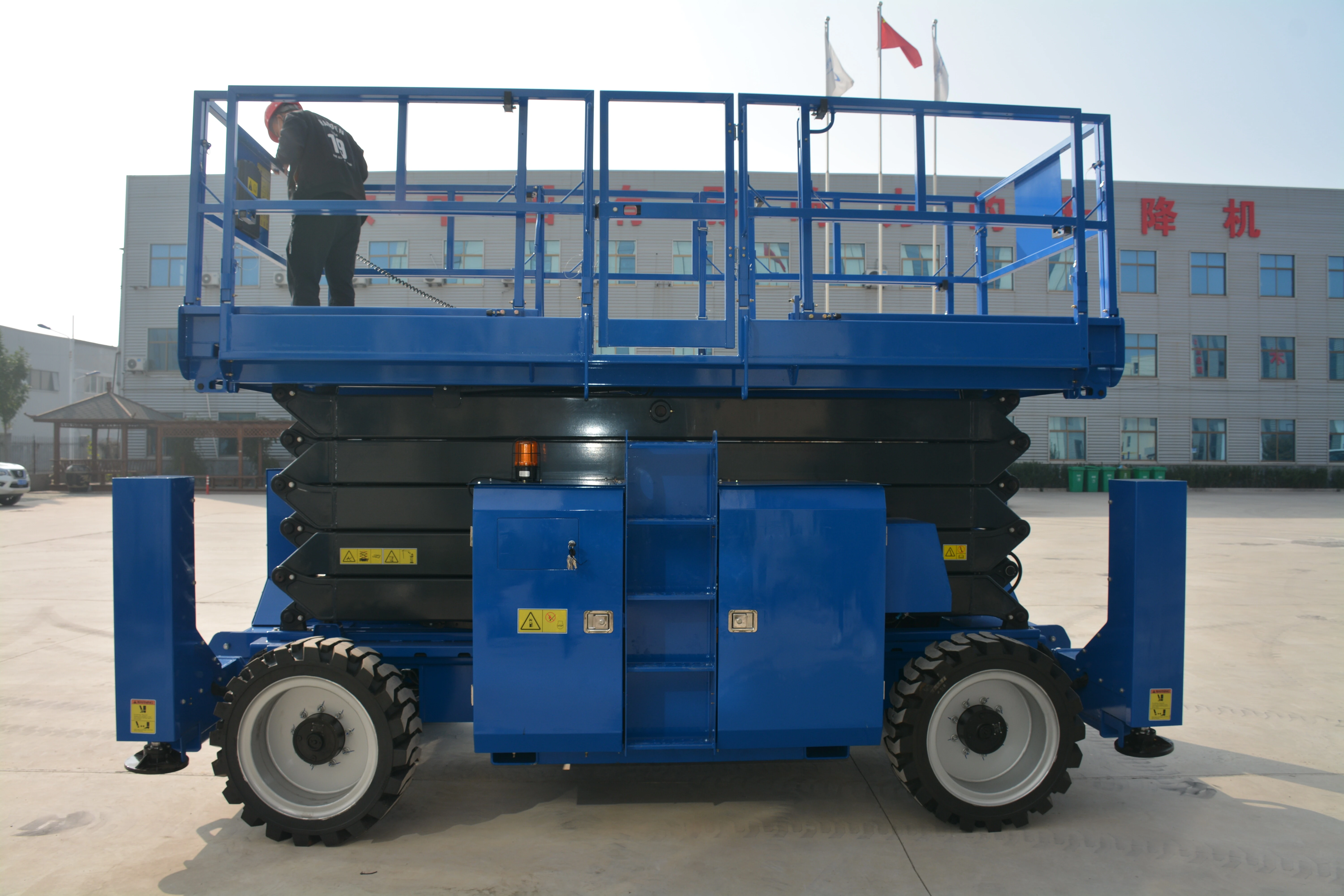 17.8M Work Off Road Scissor Lift , QYCY-16RT