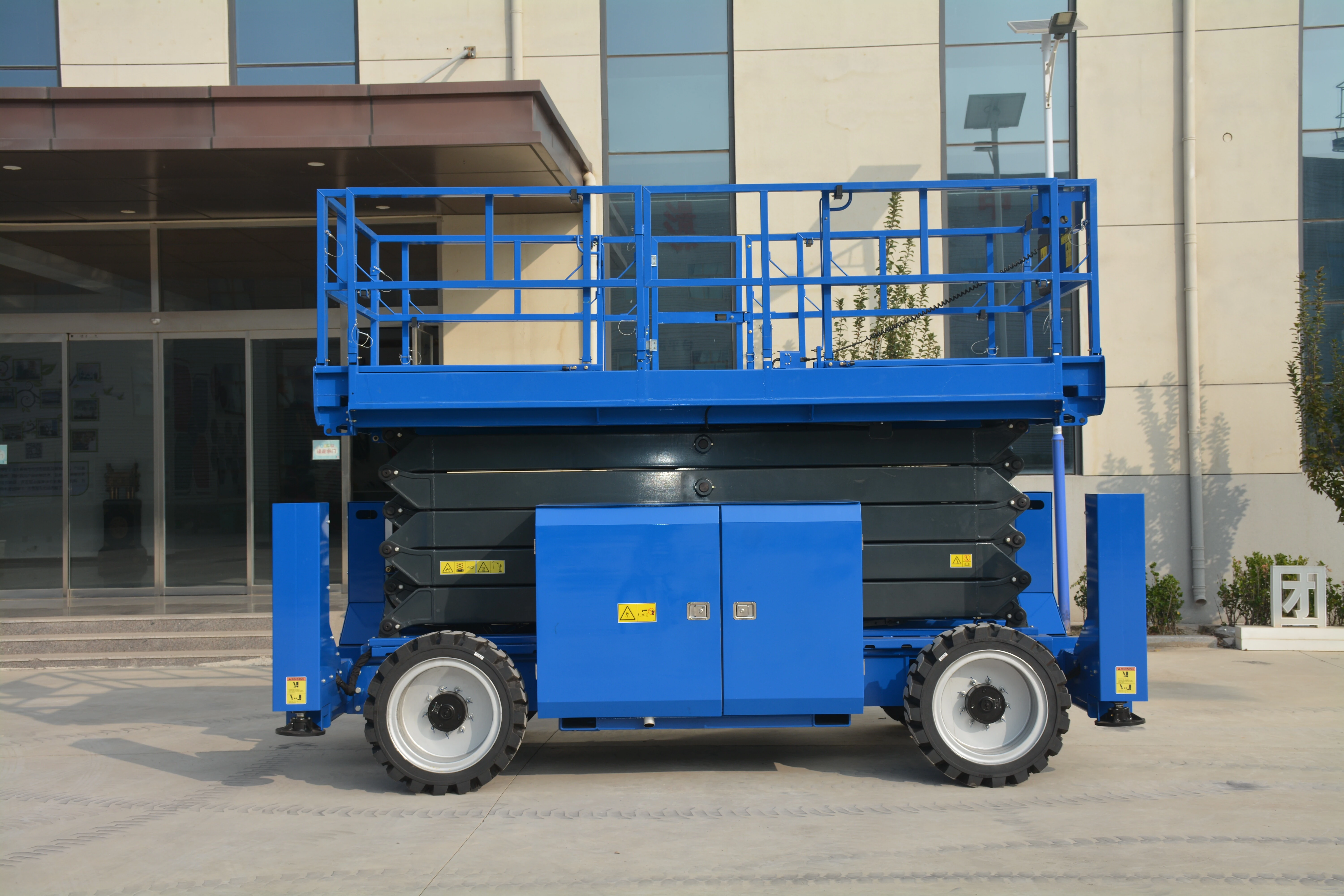 17.8M Work Off Road Scissor Lift , QYCY-16RT