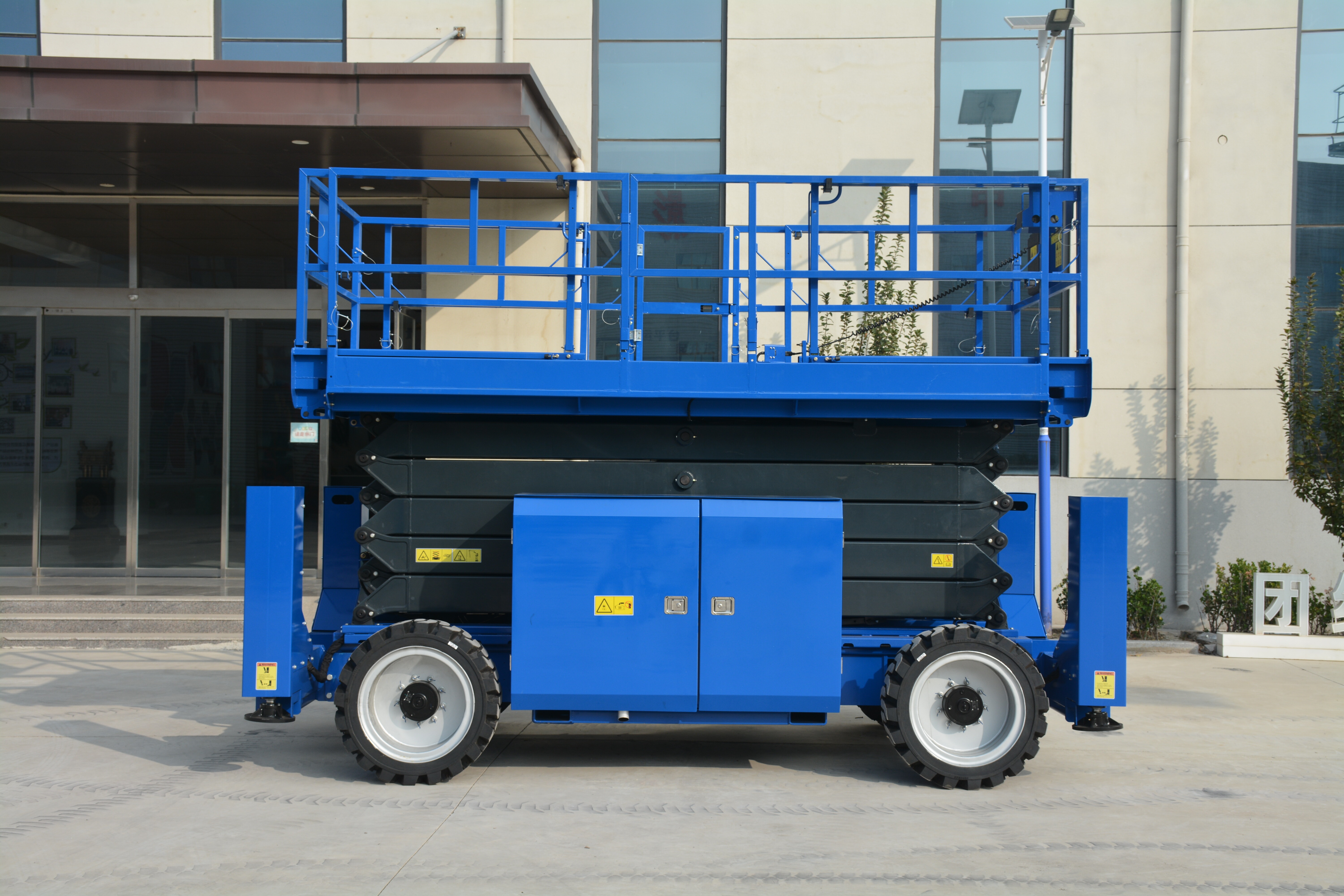 17.8M Work Off Road Scissor Lift , QYCY-16RT