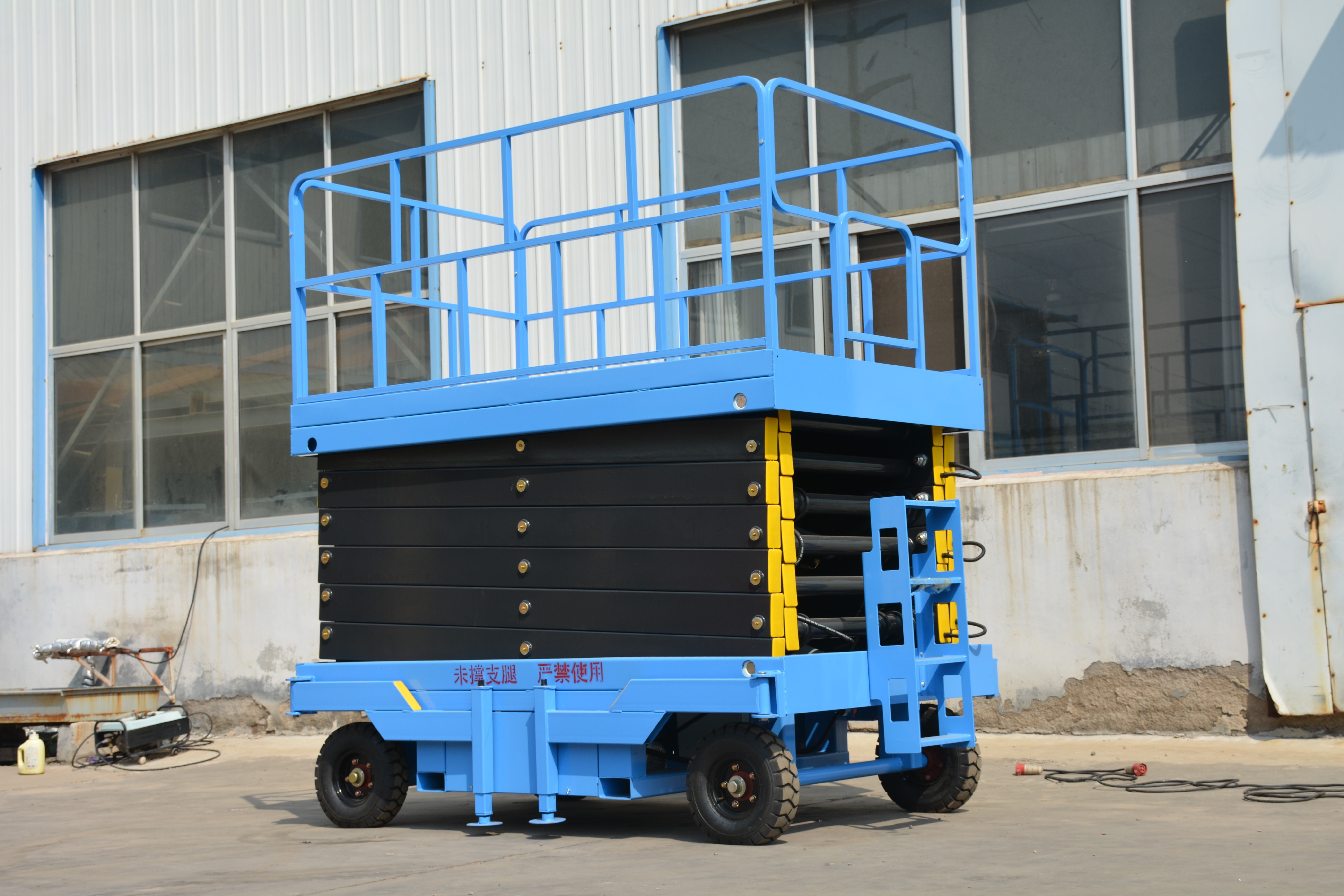 14M Work Mobile Scissor Lift , Manual QYCY0.5-12