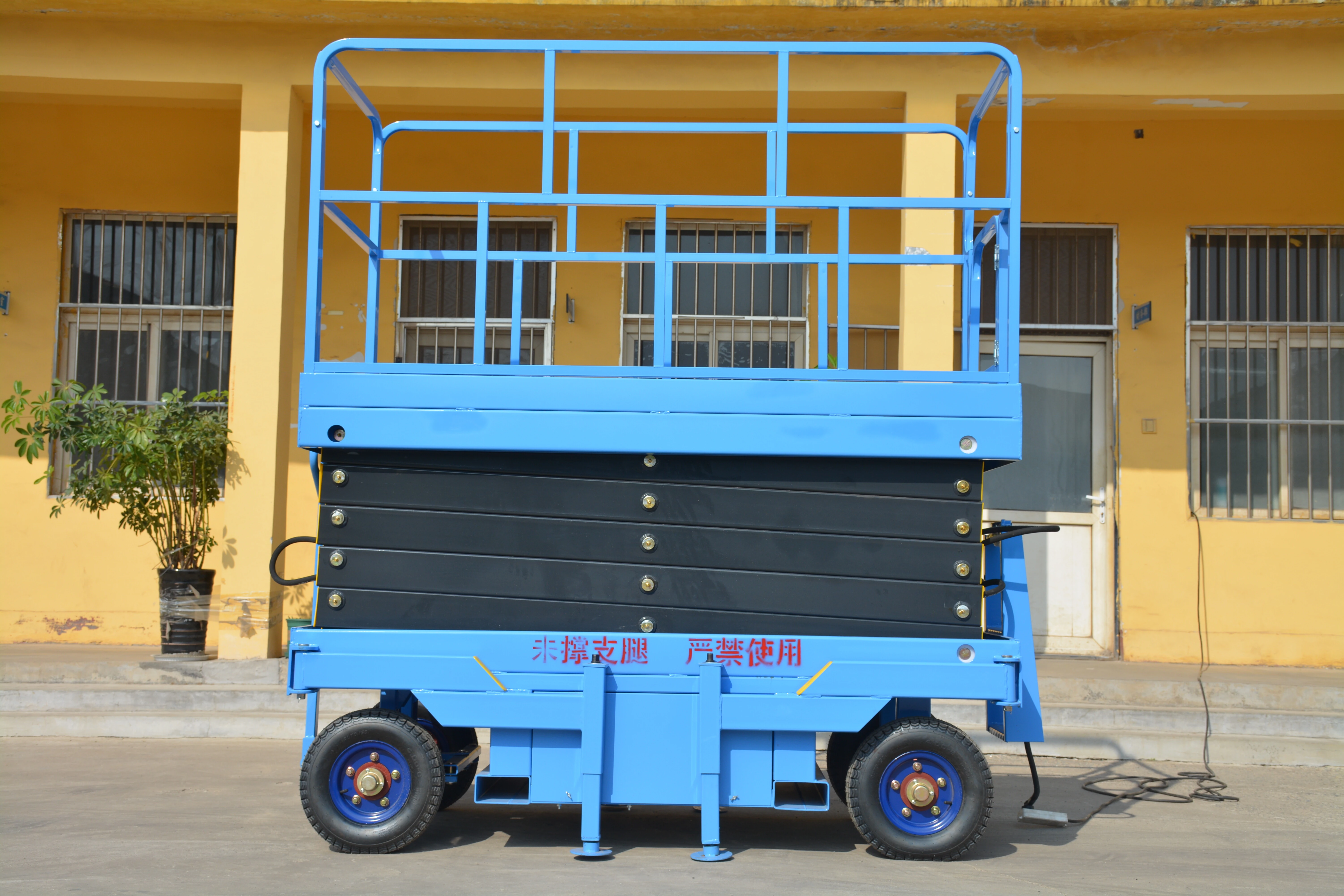 10M Work Mobile Scissor Lift , Manual QYCY0.5-8
