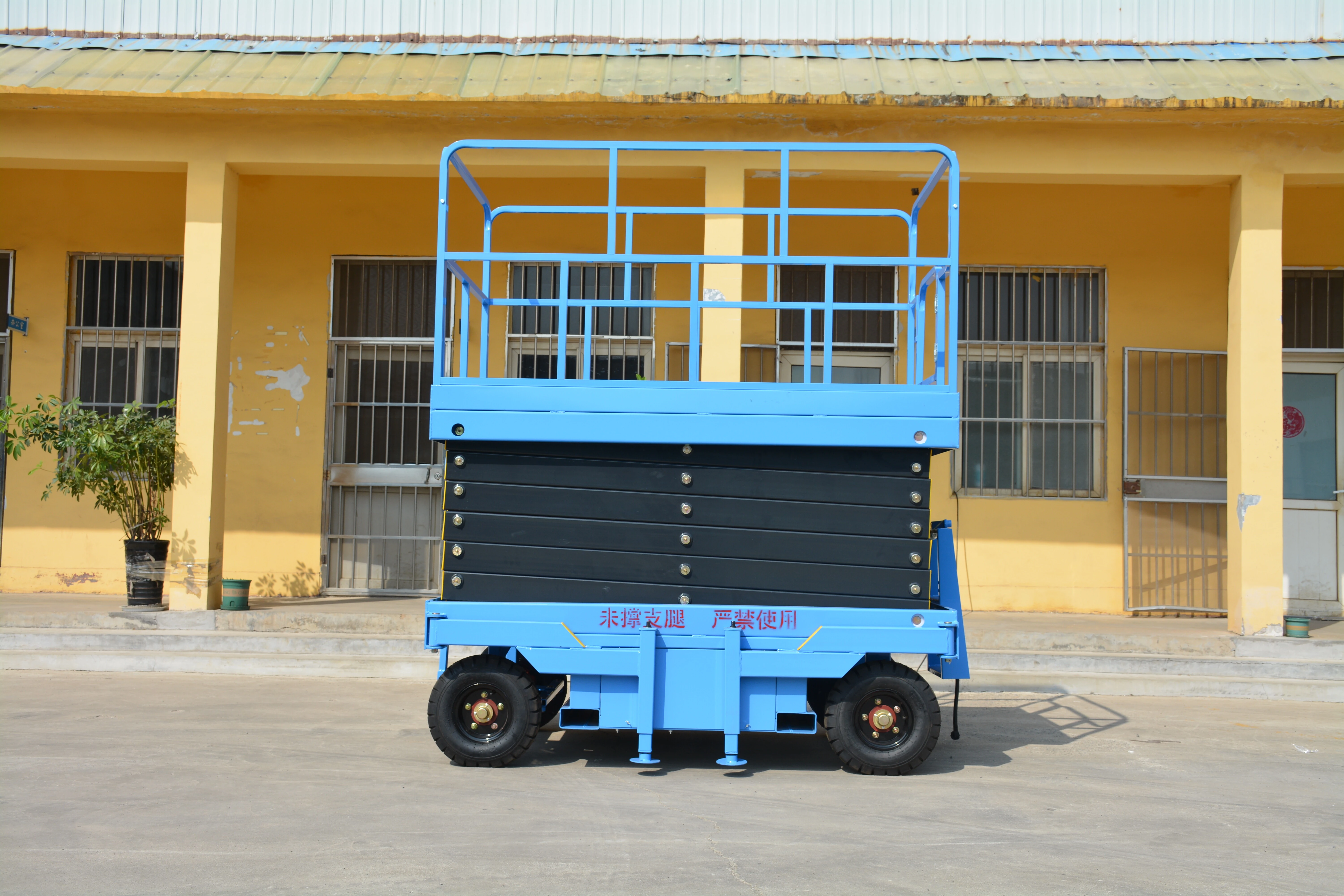 12M Work Mobile Scissor Lift , Manual QYCY1.5-10
