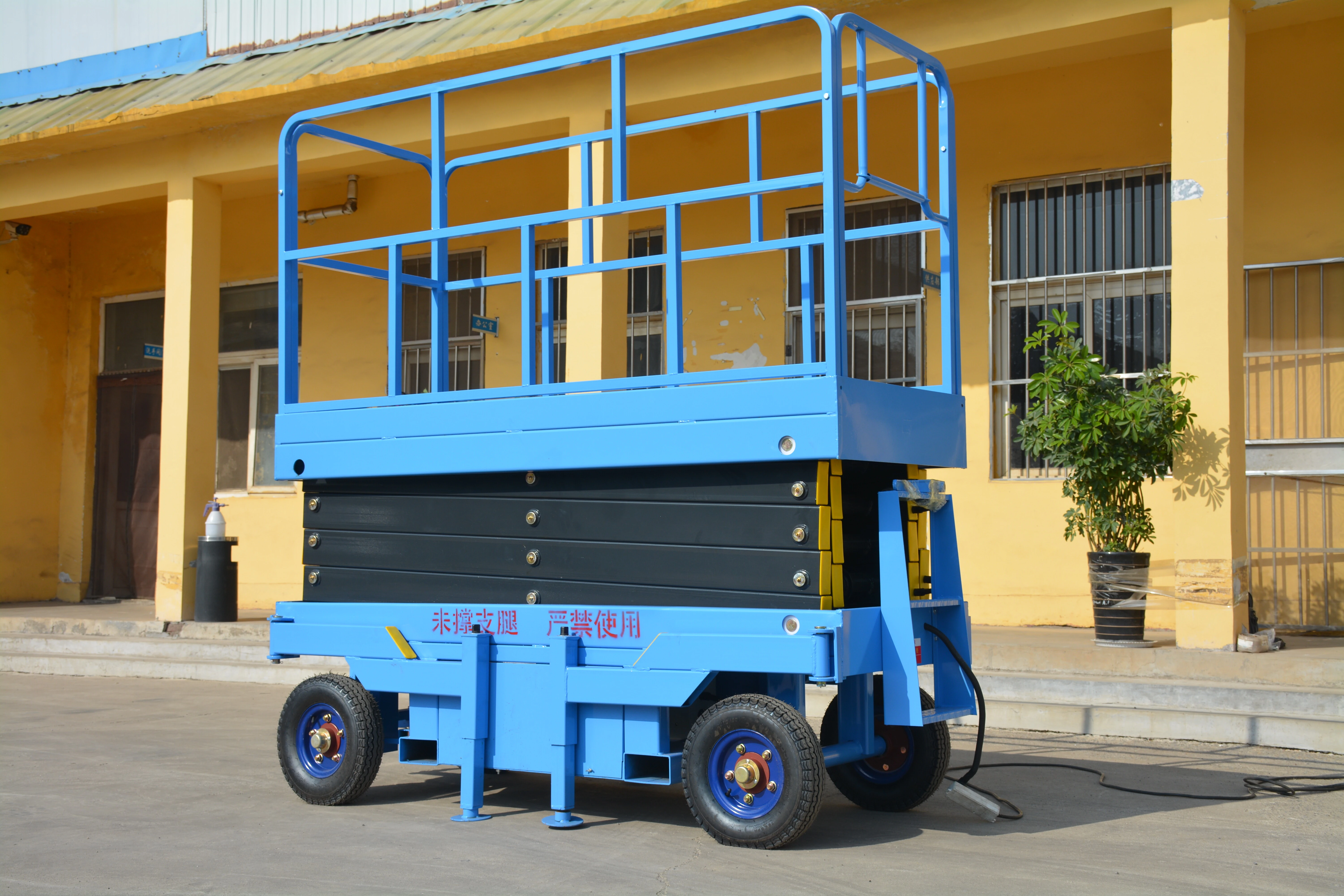 8M Work Mobile Scissor Lift , Manual QYCY1.0-6