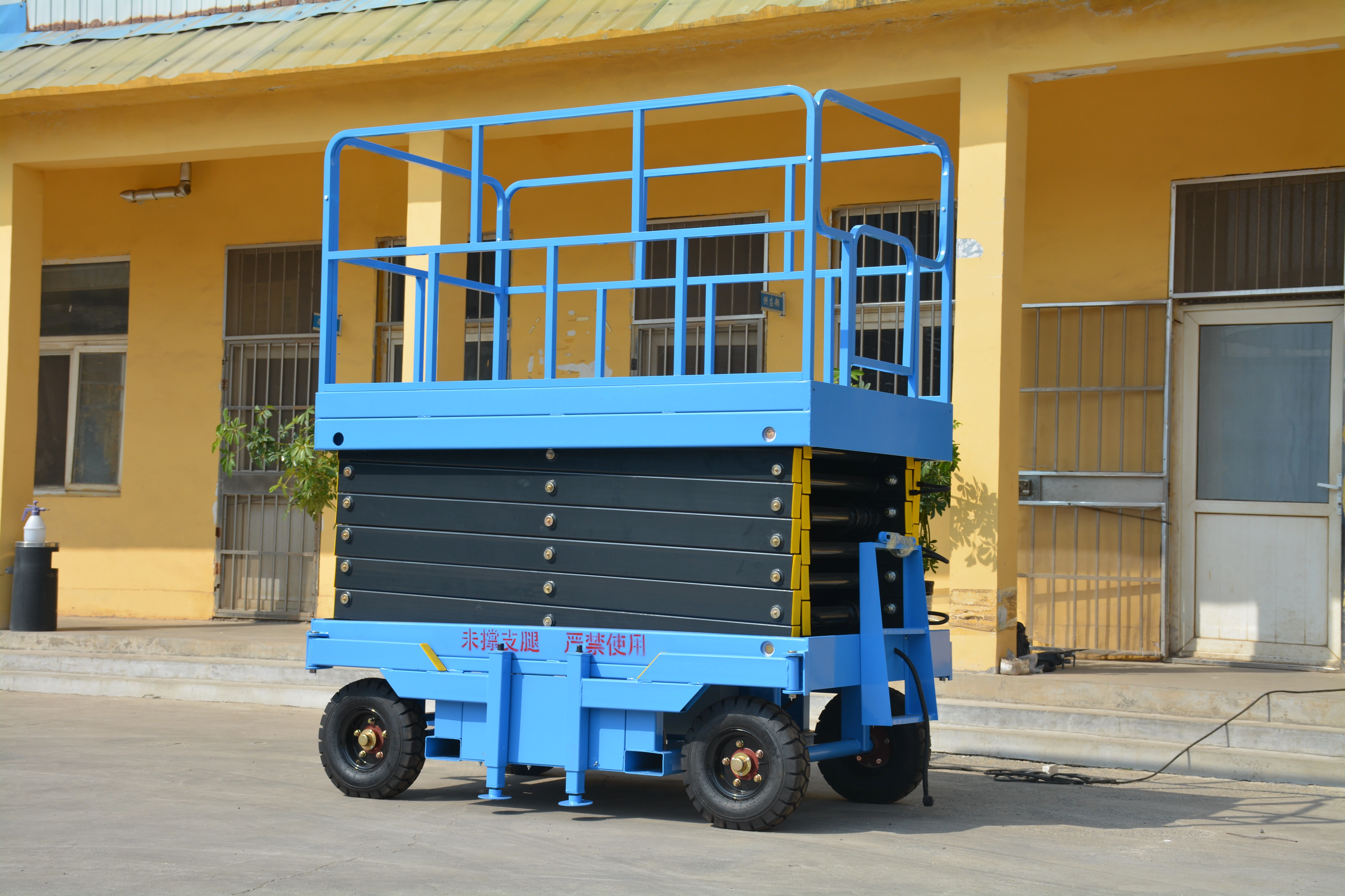 12M Work Mobile Scissor Lift , Manual QYCY1.5-10