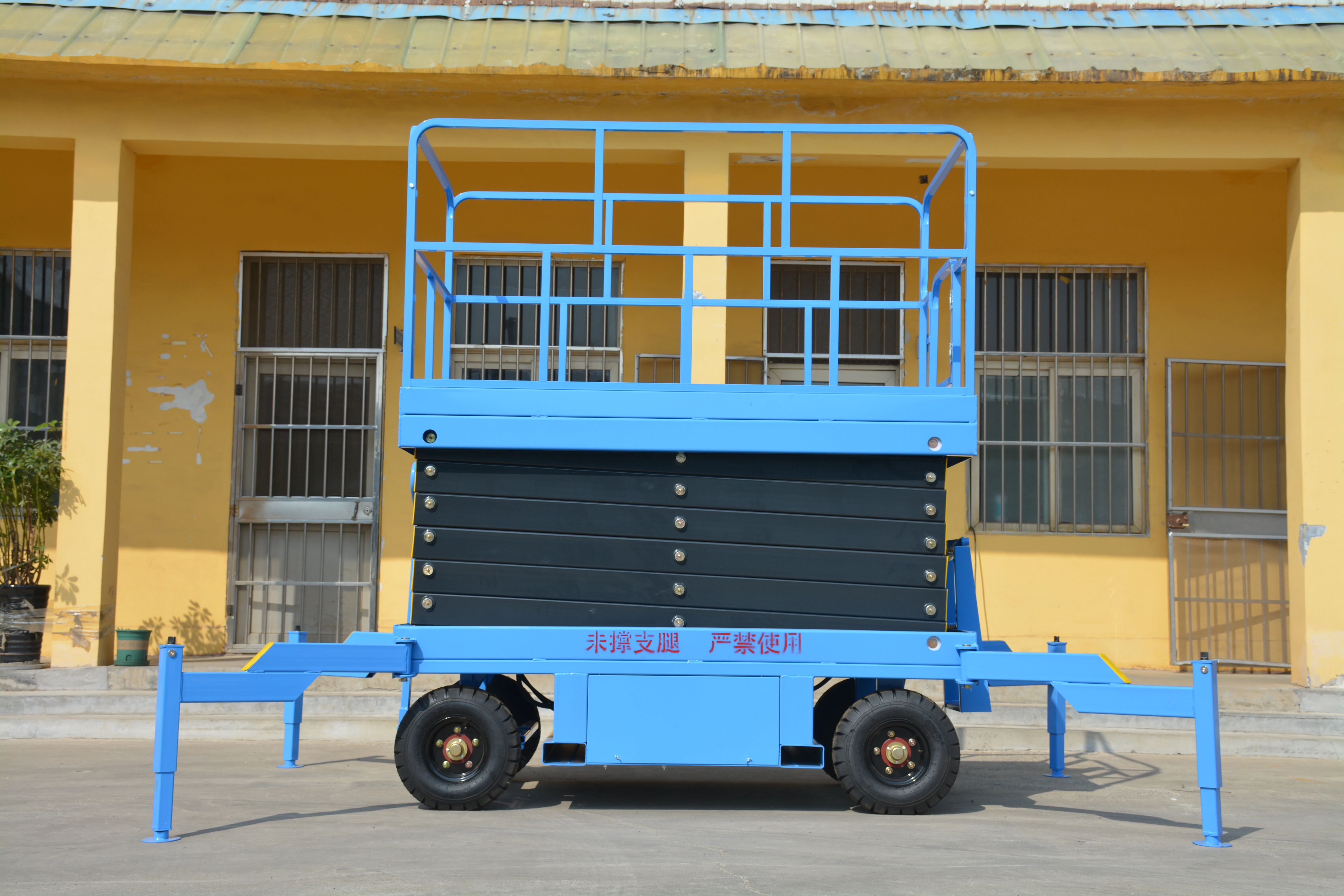 12M Work Mobile Scissor Lift , Manual QYCY1.5-10