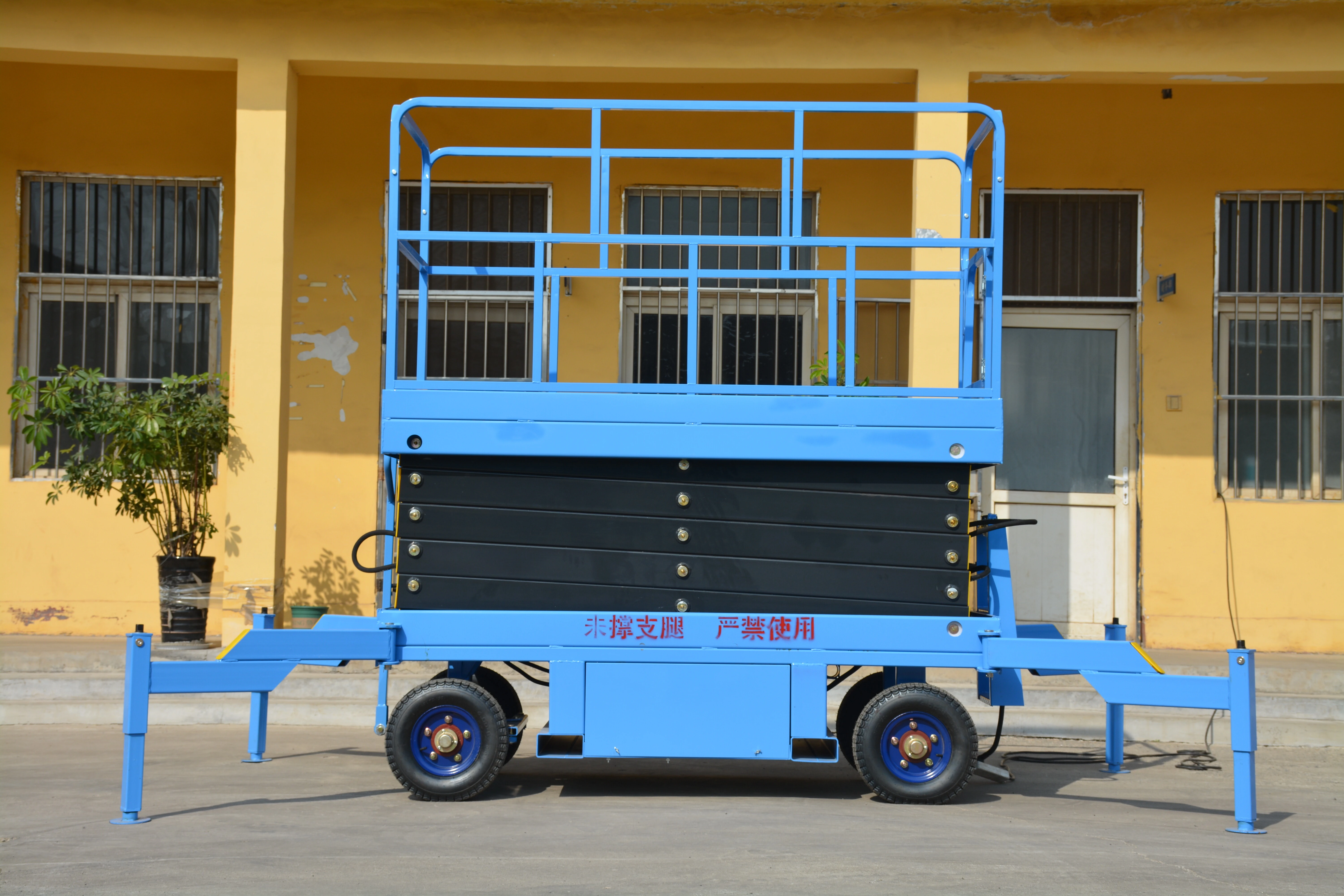 10M Work Mobile Scissor Lift , Manual QYCY0.5-8