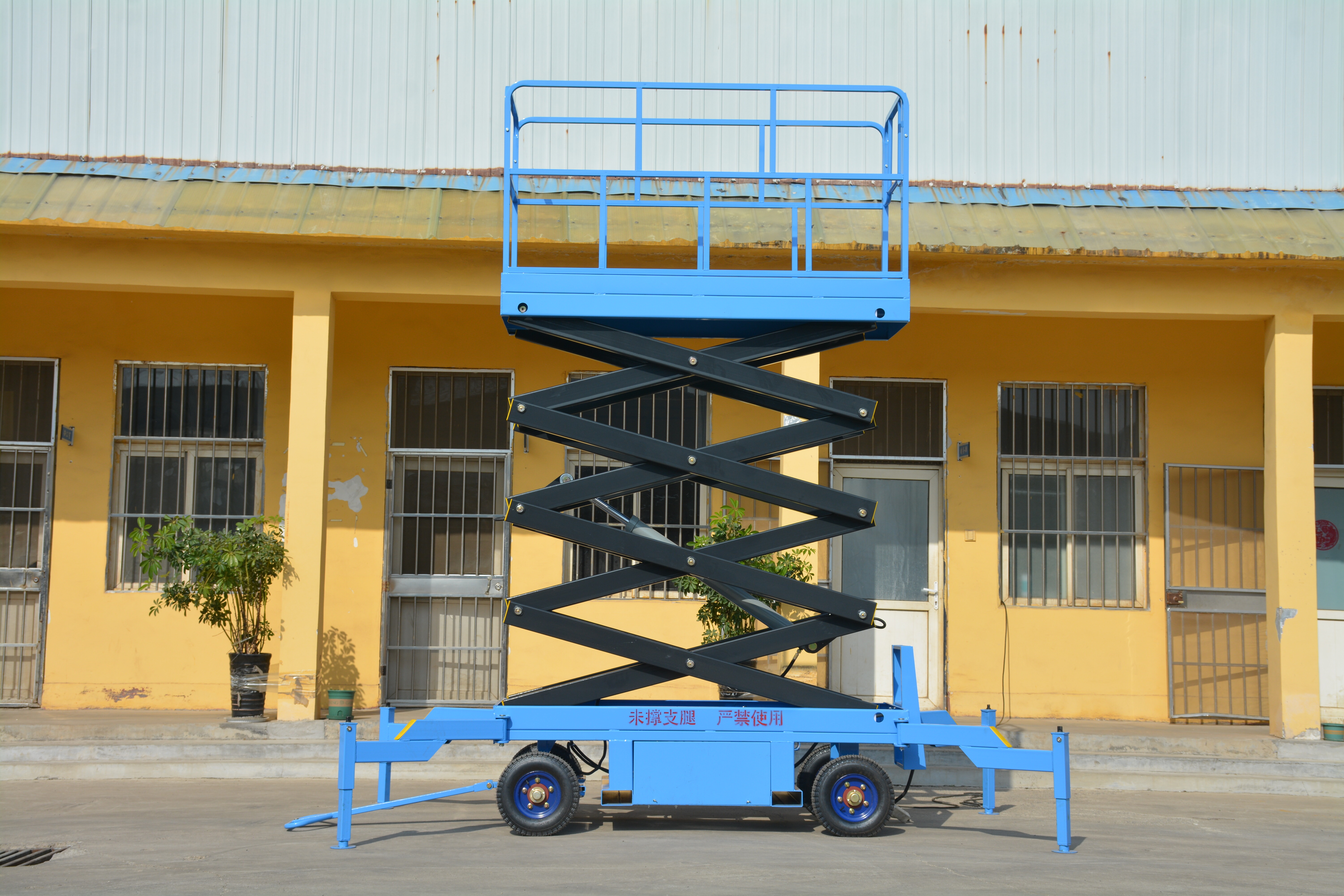 8M Work Mobile Scissor Lift , Manual QYCY1.5-6