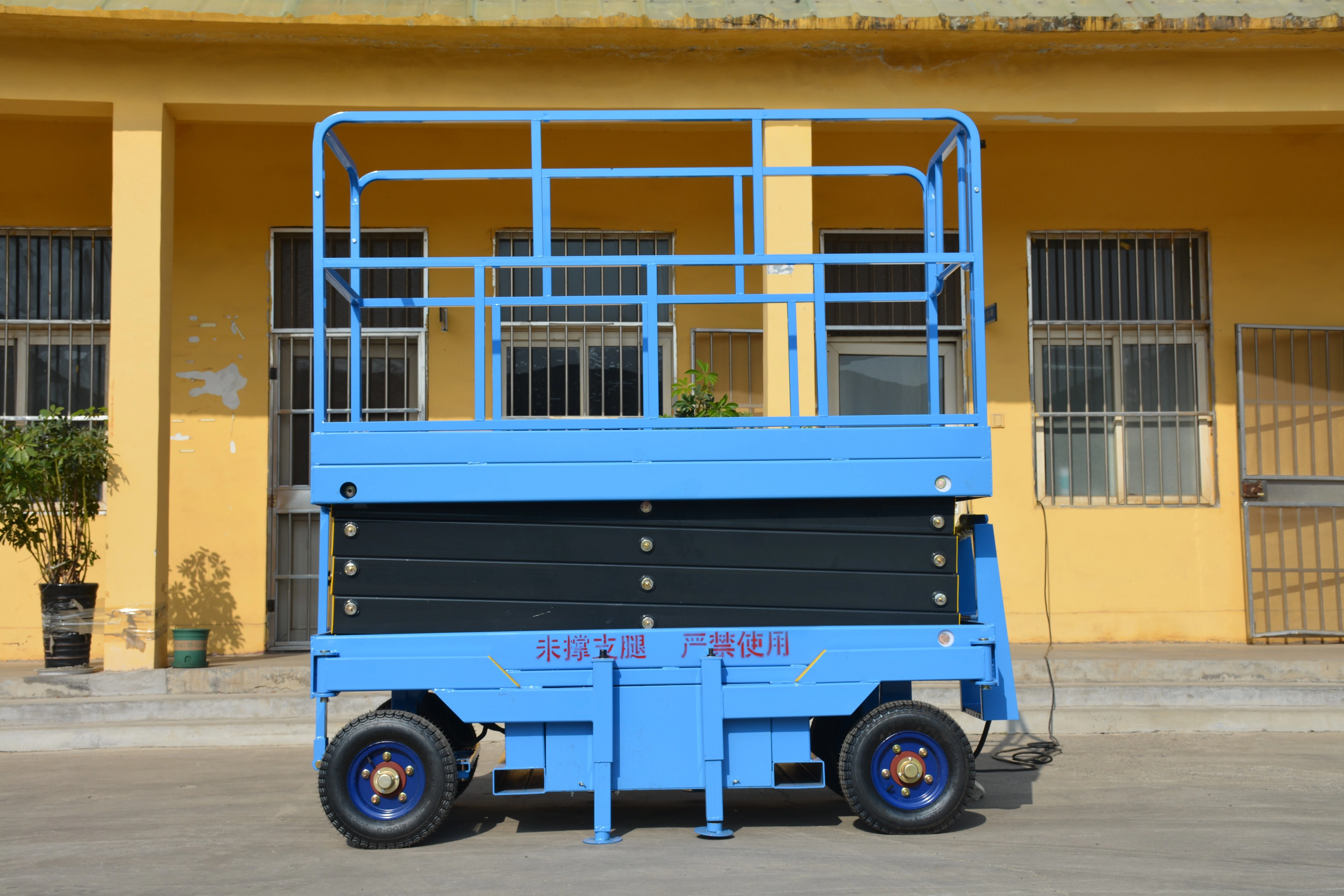 8M Work Mobile Scissor Lift , Manual QYCY1.0-6