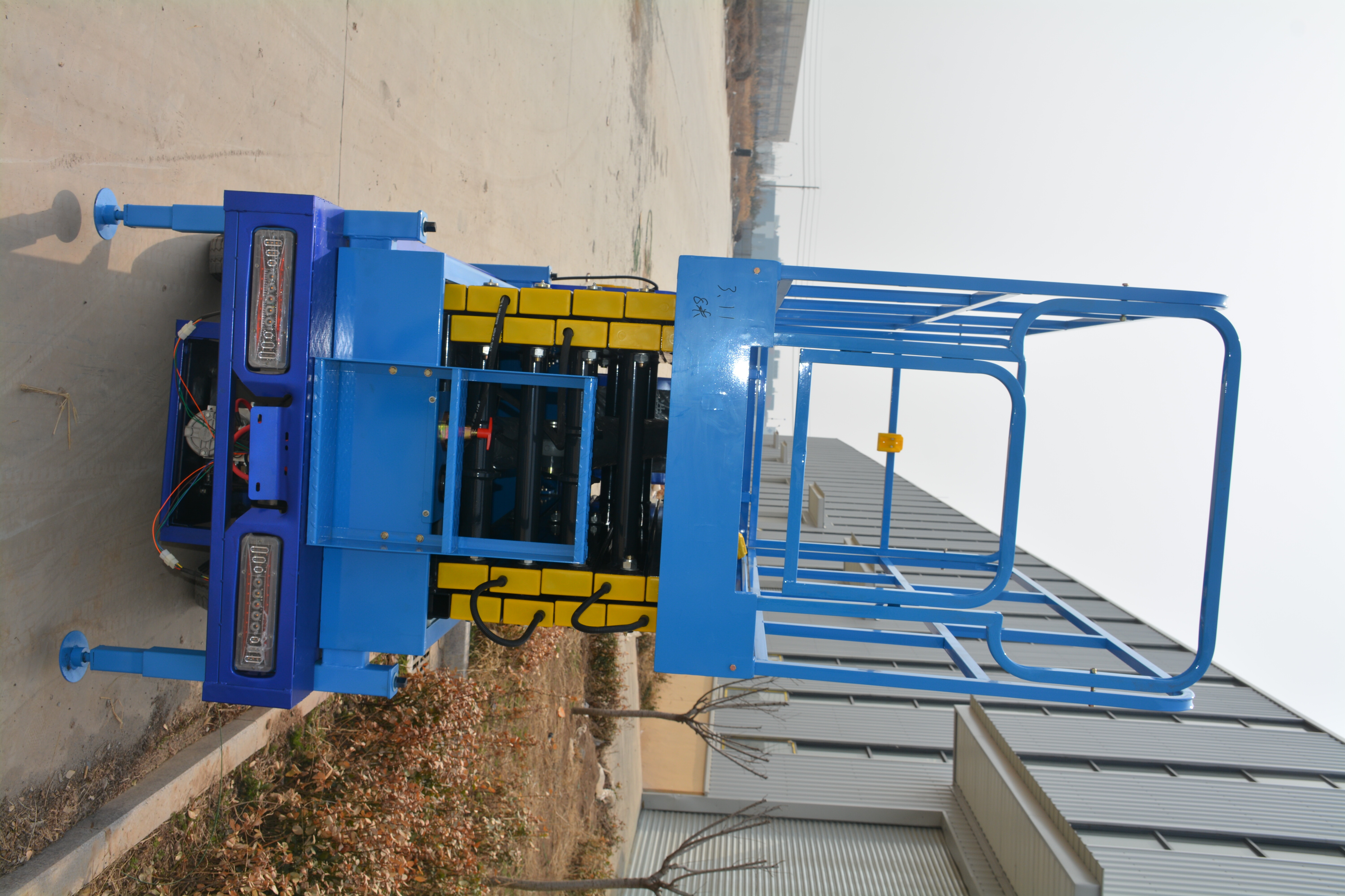 12M Work Vehicle Mounted Scissor Lift , QYCZ0.5-10