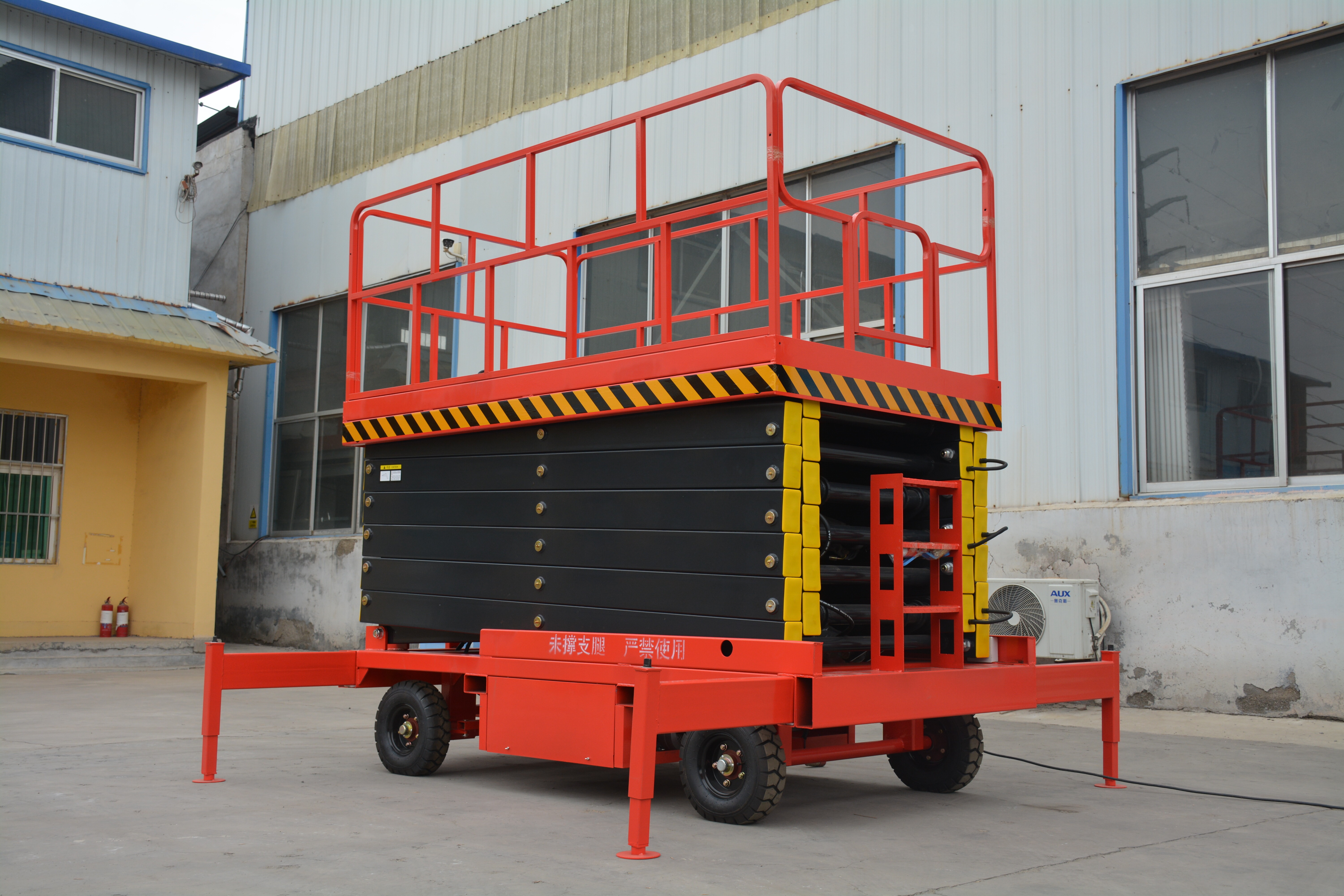 16M Work Mobile Scissor Lift , Manual QYCY0.5-14