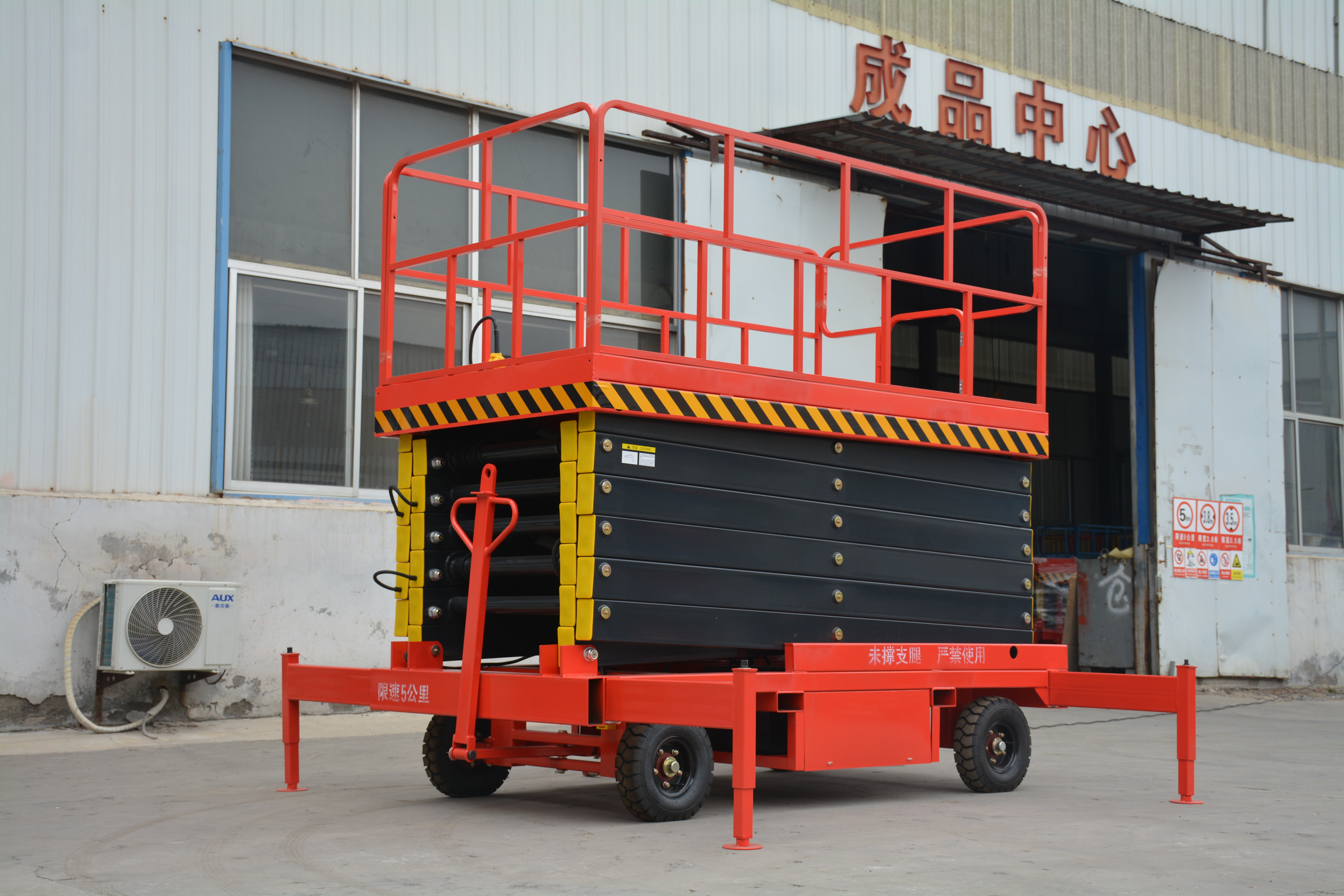 16M Work Mobile Scissor Lift , Manual QYCY0.5-14