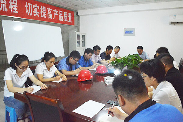 The group company holds middle-level and above management meeting.