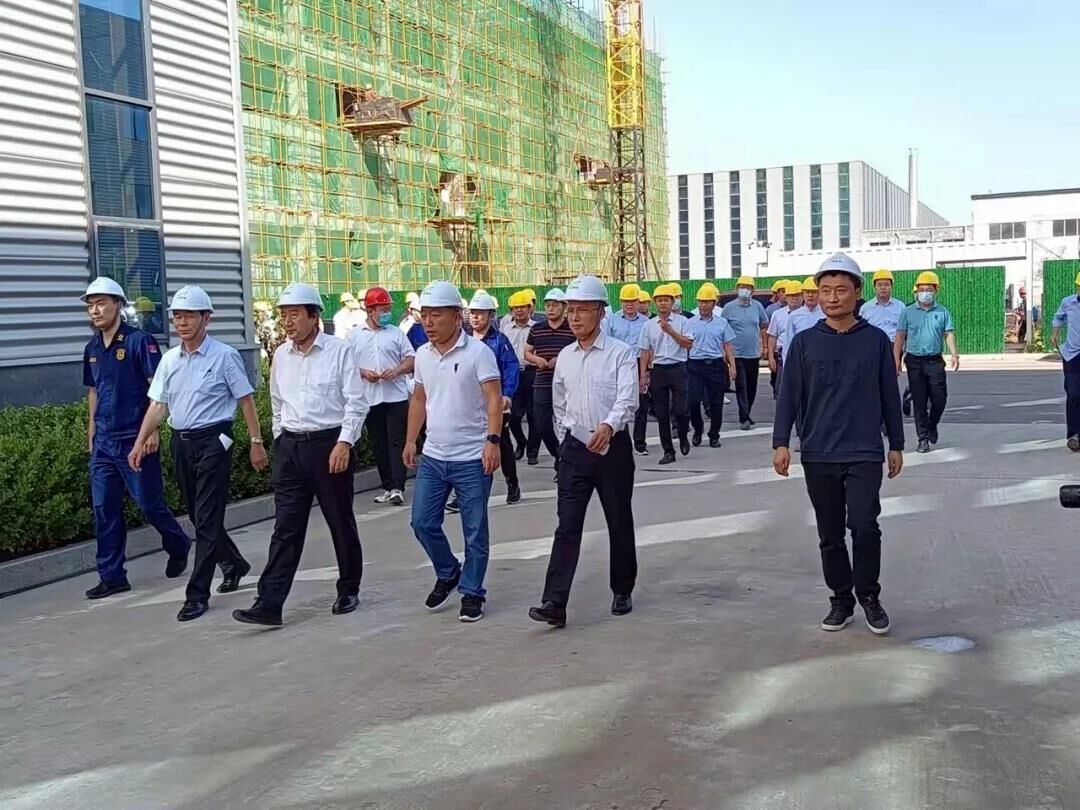 Bai Baoqiang, deputy district mayor of Jiyang District, and his entourage visited Shandong Qiyun Group Co., Ltd. to inspect and guide the work.