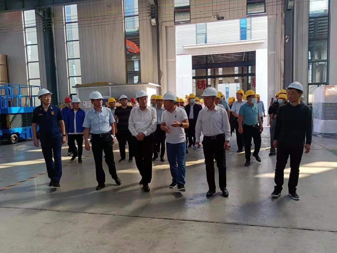 Bai Baoqiang, deputy district mayor of Jiyang District, and his entourage visited Shandong Qiyun Group Co., Ltd. to inspect and guide the work.