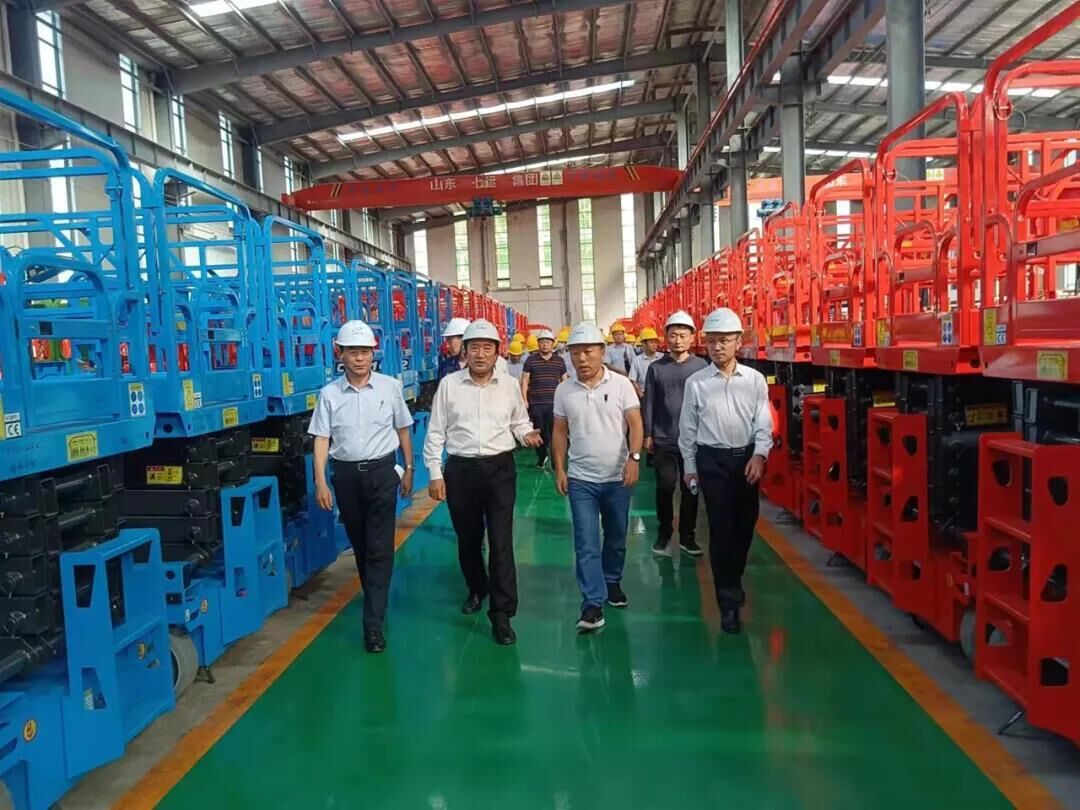 Bai Baoqiang, deputy district mayor of Jiyang District, and his entourage visited Shandong Qiyun Group Co., Ltd. to inspect and guide the work.