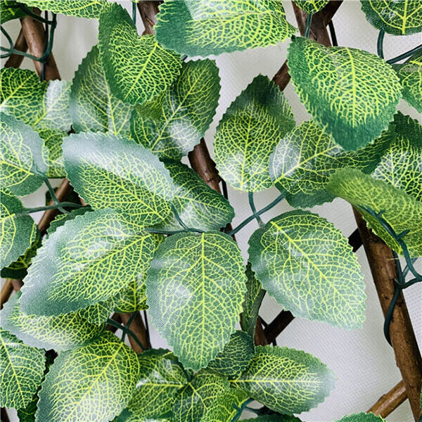 Expandable artificial laurel leaf trellis