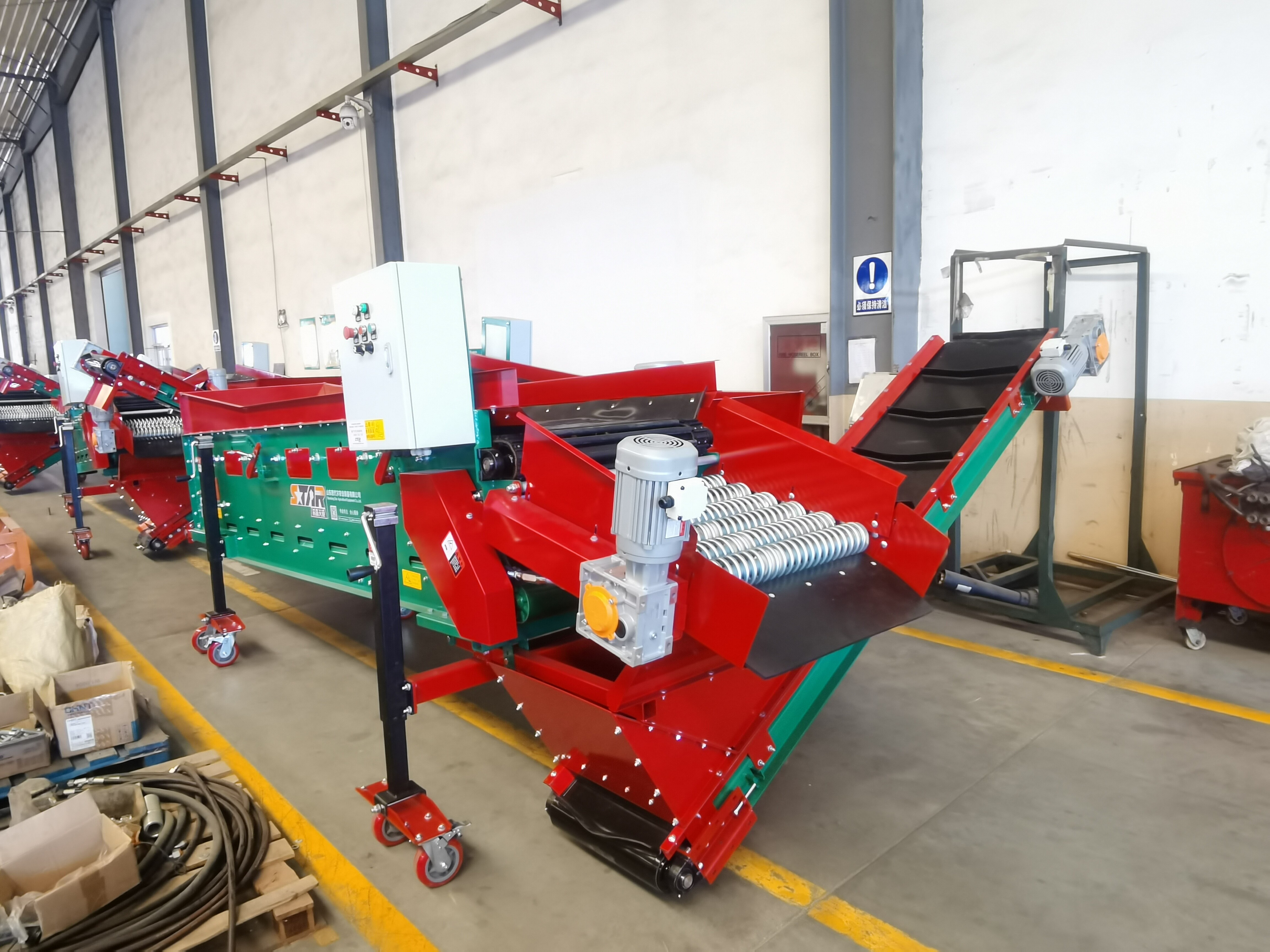 Машина для удаления и очистки почвы с картофеля