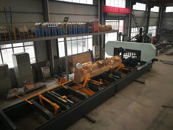 Heavy duty hydraulic band saw